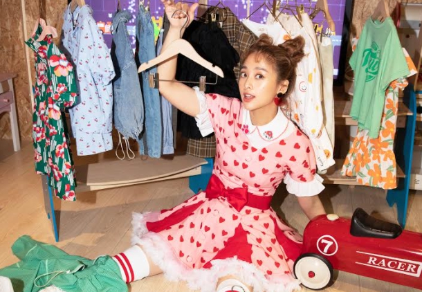 GEmma吳映潔為自家YouTube頻道節目《么怪株式會社》第二集，辦起「么怪黑澀會」出任務。（avex taiwan提供）