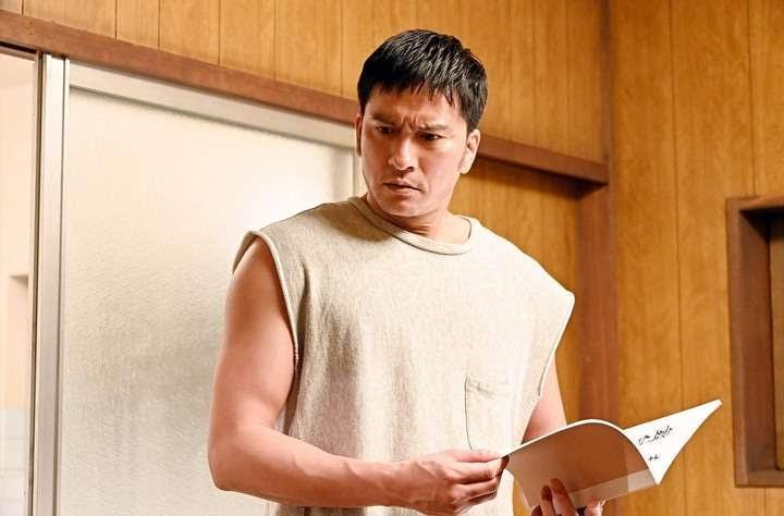 長瀨智也為戲每天狂吃6餐,增胖12公斤。(翻攝自TBS)