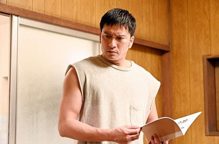 長瀨智也為戲每天狂吃6餐,增胖12公斤。(翻攝自TBS)