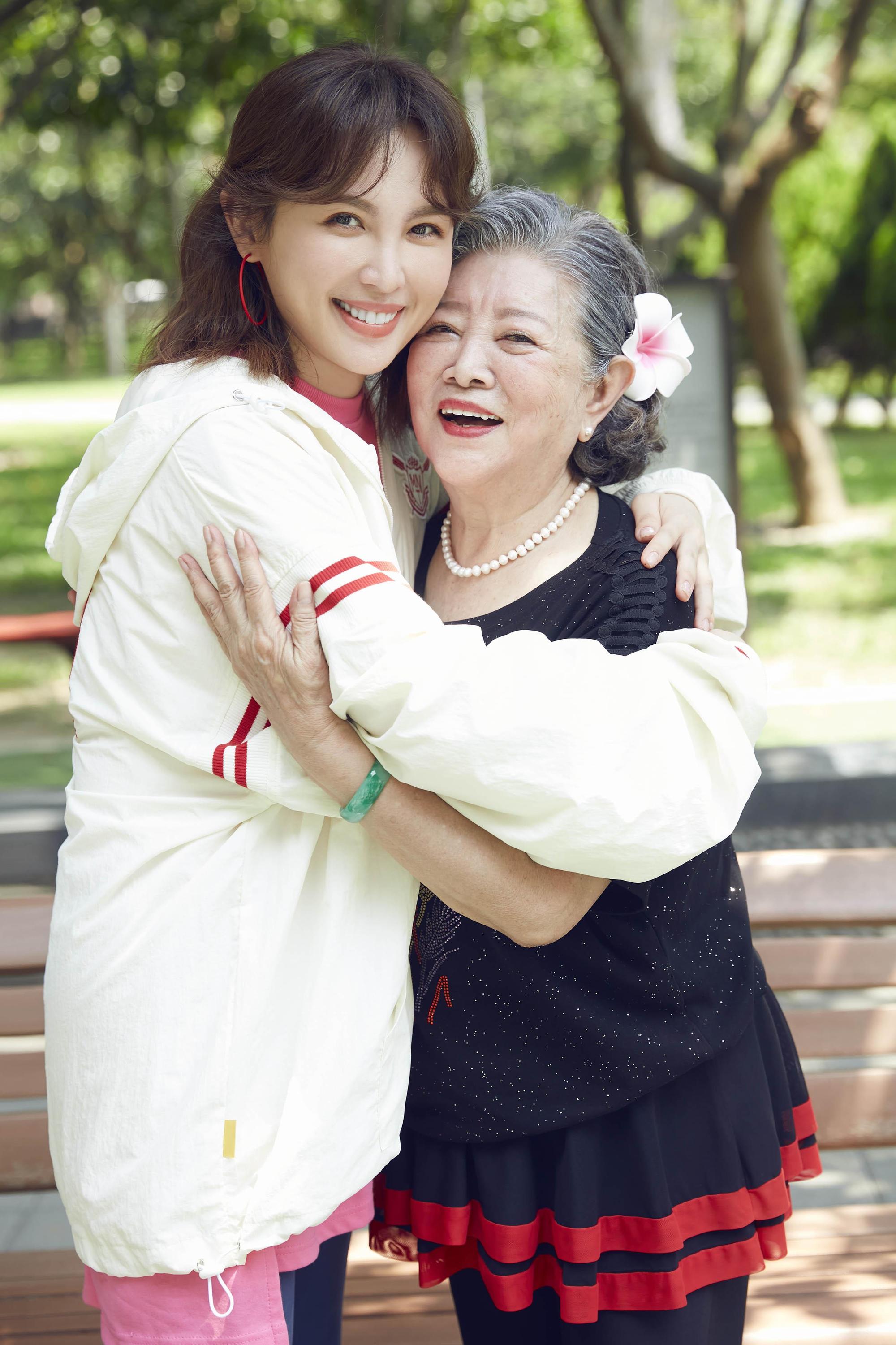 魏如萱(waa wei)新歌〈奶奶〉,被形容是暖到讓人笑著流淚的作品。(好多音樂提供)