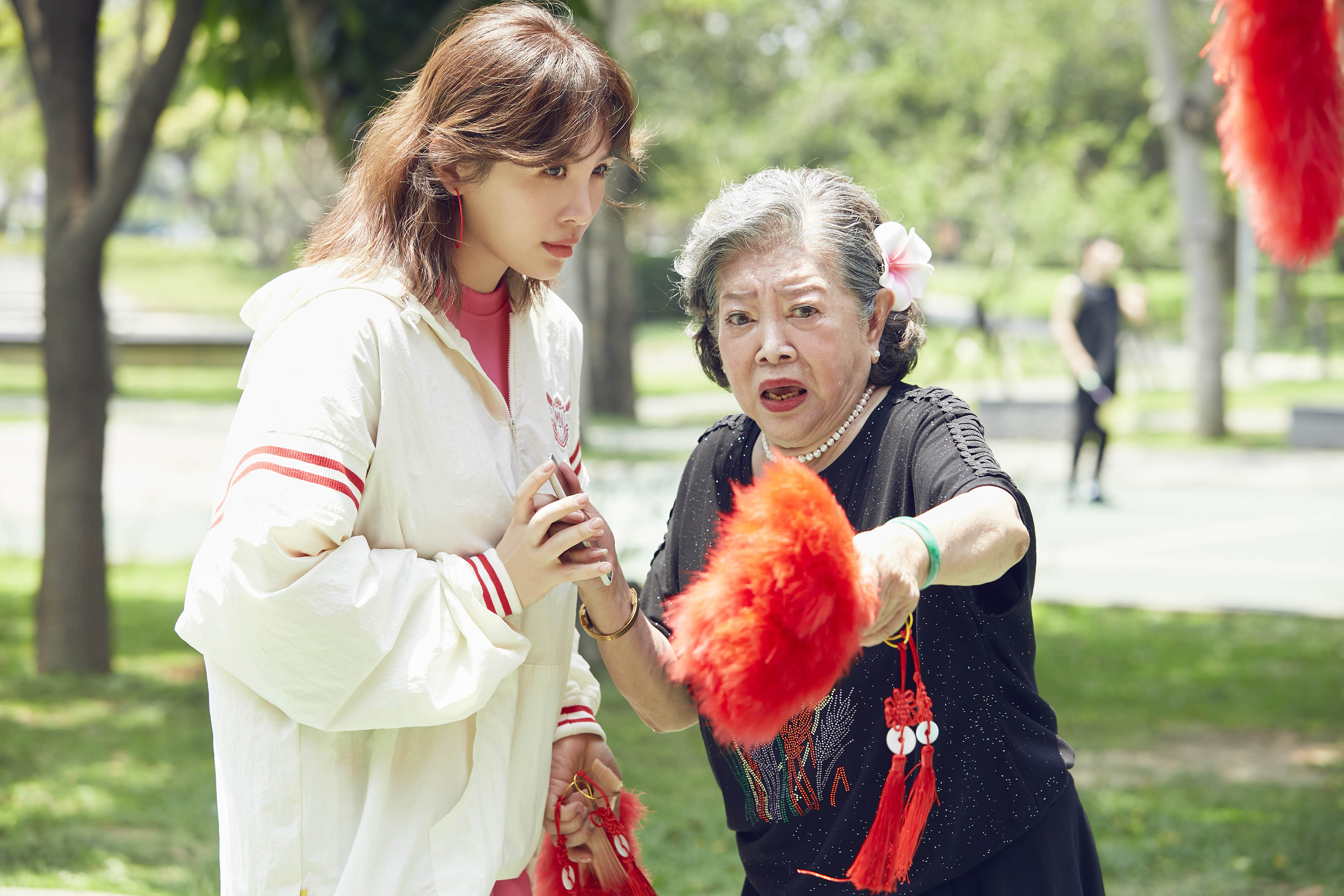 魏如萱（waa wei）新歌〈奶奶〉MV，請來陳淑芳跨刀演出。（好多音樂提供）