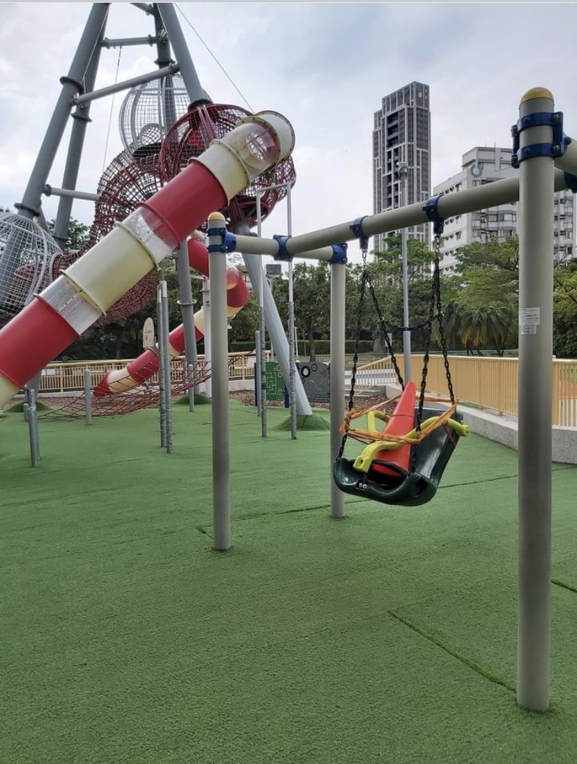 防疫期間為了防止小孩忍不住來玩,天母運動公園「三角錐大軍」占領各項遊樂器材。(翻攝自天母幫臉書社團)