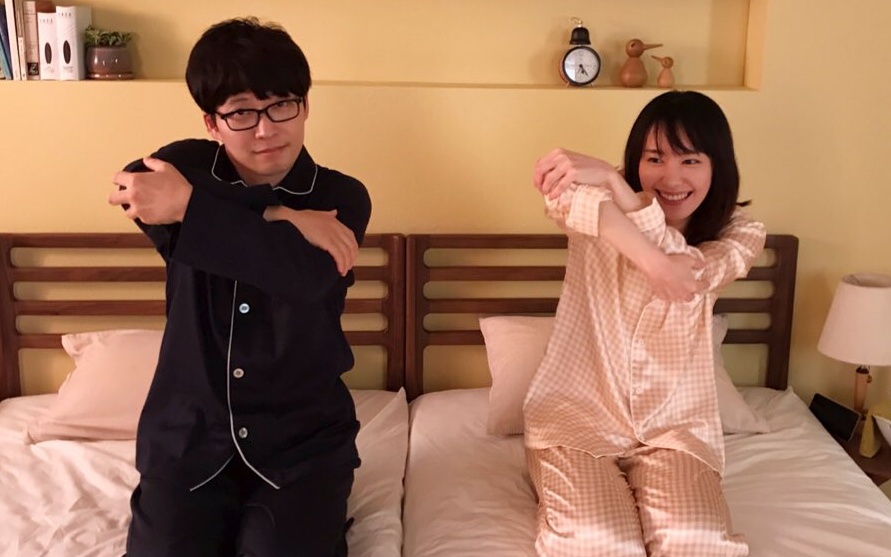 星野源（左）與新垣結衣因《月薪嬌妻》結緣，今宣布閃婚。（翻攝月薪嬌妻官方推特）