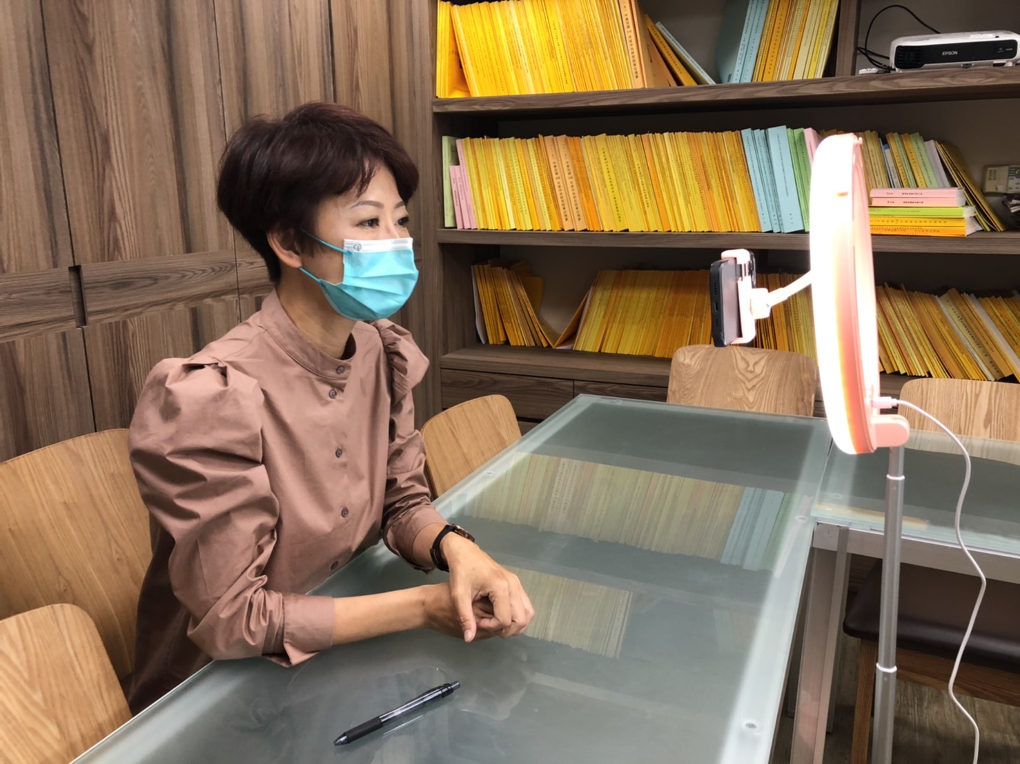 民進黨中常會今首度採視訊方式進行,立委兼中常委陳亭妃今早測試視訊會議。(陳亭妃辦公室提供)