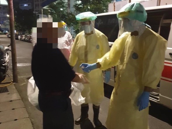 81歲的楊姓通緝犯確診後失聯9小時　新莊警全副武裝逮人隔離。（翻攝畫面）