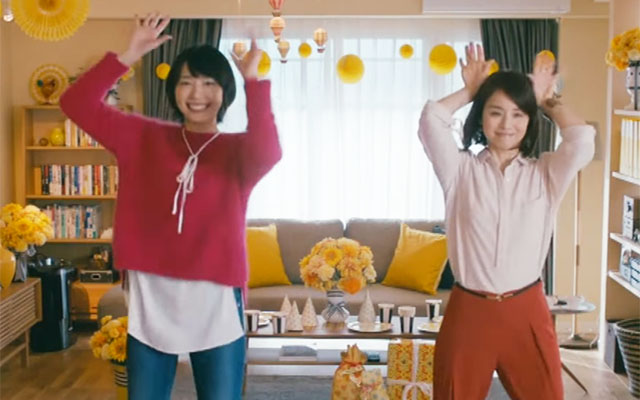 石田百合子（右）在《月薪嬌妻》飾演新垣結衣的小阿姨。（網路照片）
