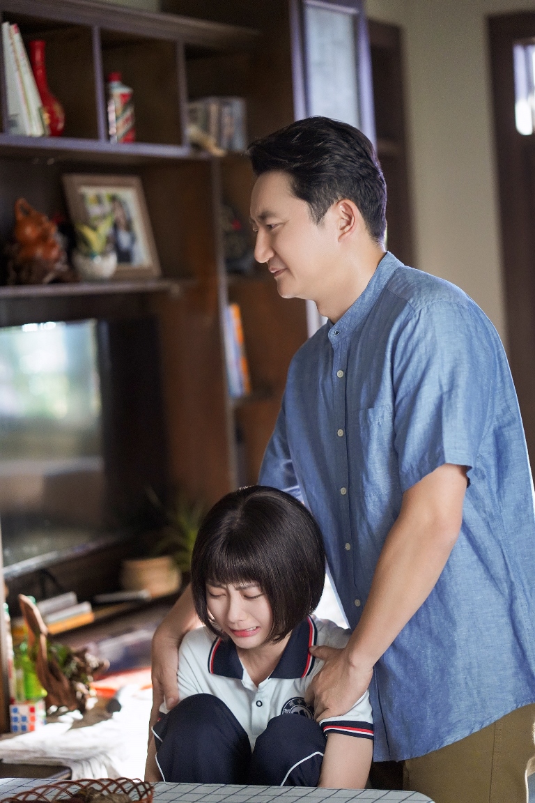 涂松岩（上）在戲中和譚松韻（下）演父女。（中天娛樂台提供）