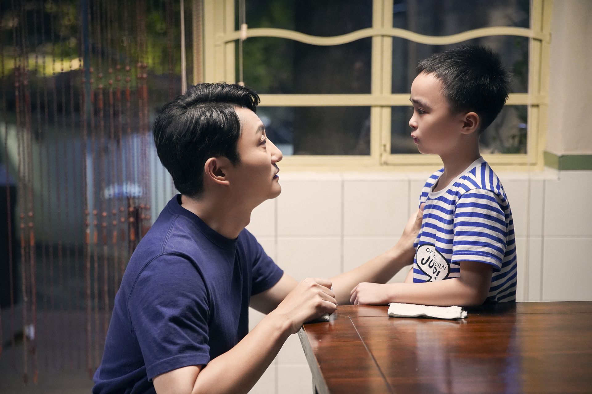 涂松岩（左）認為《以家人之名》劇組選角眼光相當精準，主演和小演員從外型和性格上都非常契合，從小演員過渡到年輕演員時毫無違和感。（中天娛樂台提供）
