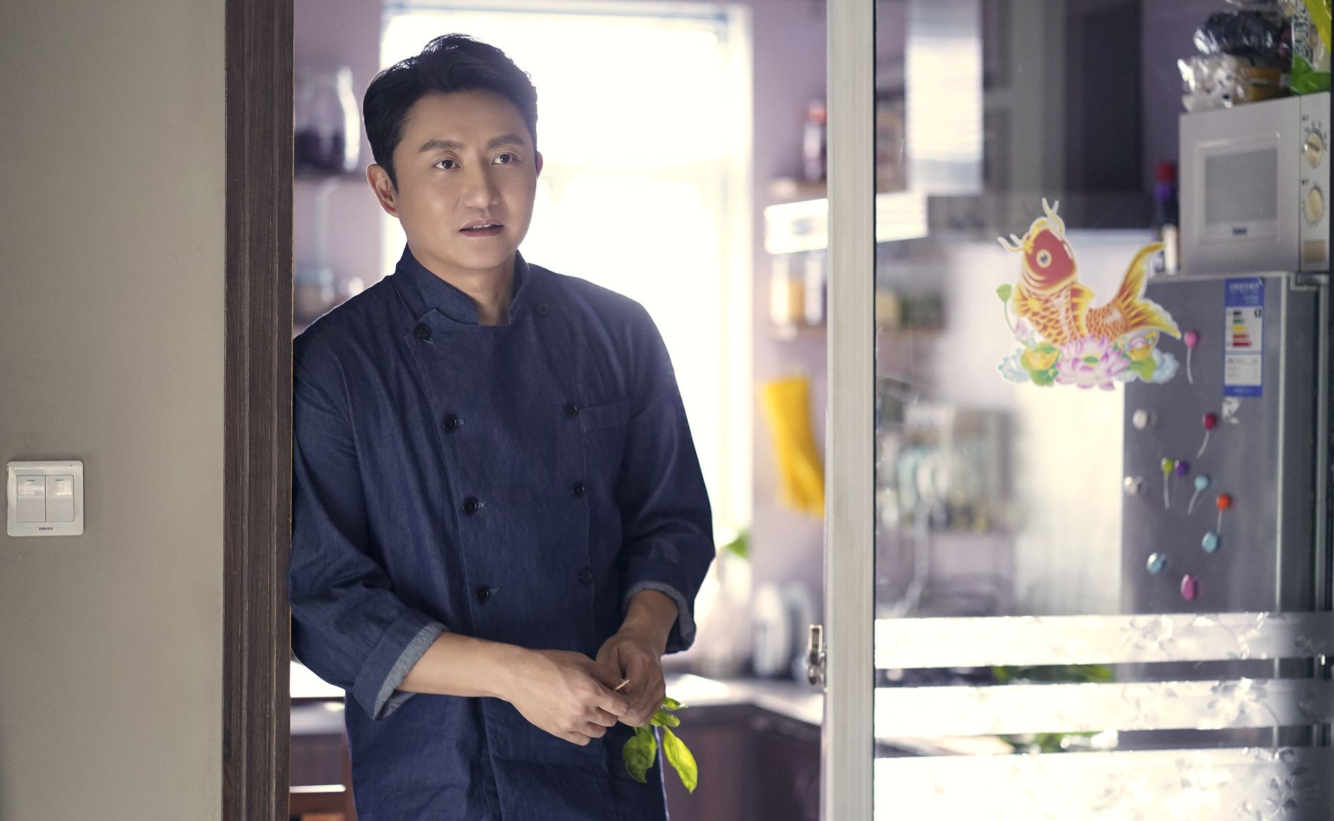 涂松岩演出《以家人之名》李海潮一角，靠著精湛廚藝開設麵館，形象溫暖人心，還能治癒人胃。（中天娛樂台提供）