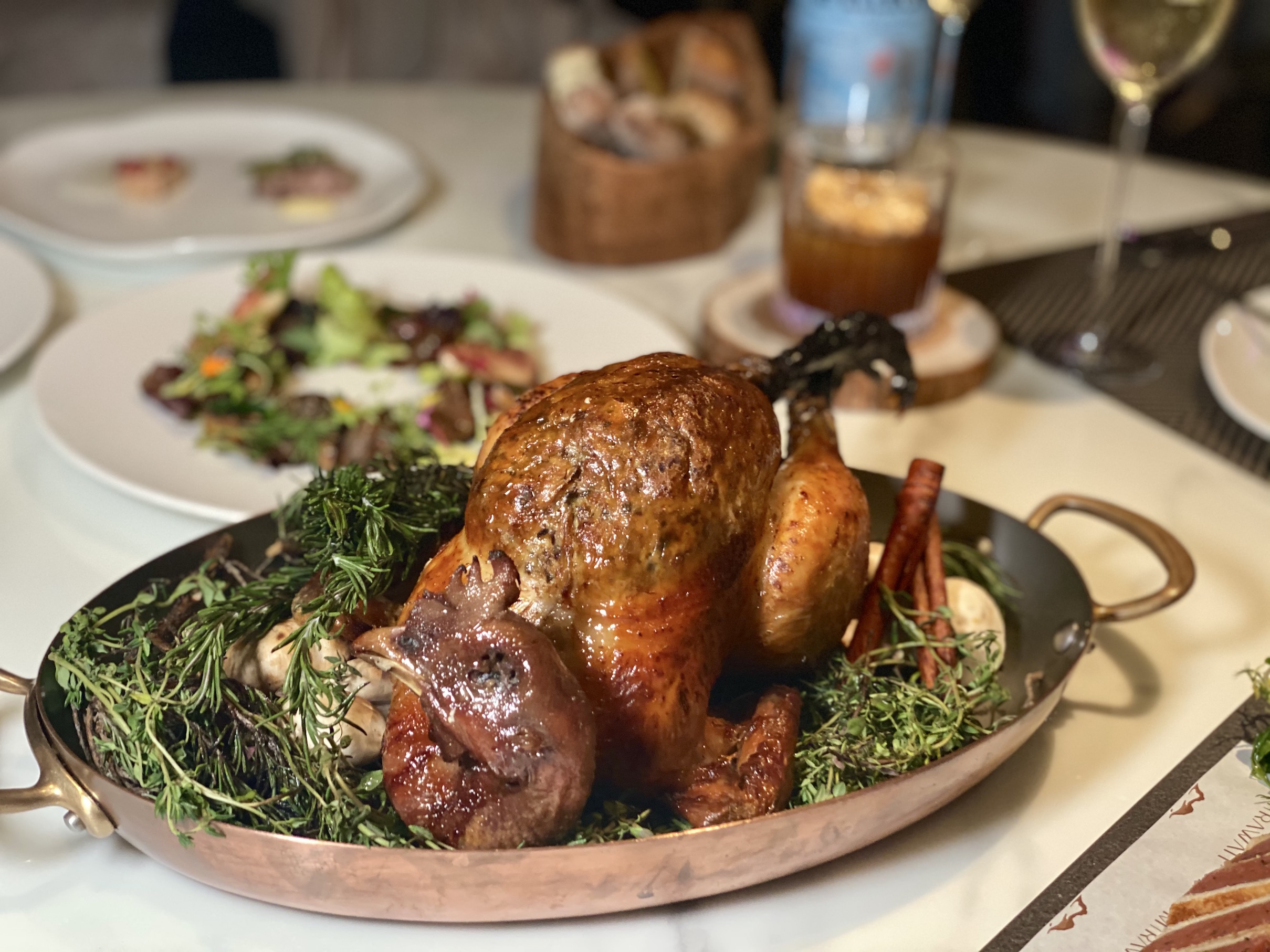 MiraWan法式餐廳推出爐烤放山雞外帶，外送台北市內免運費。