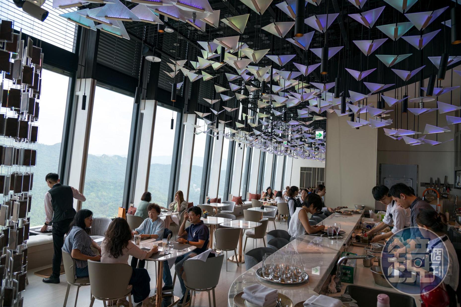 微風南山47樓的景觀法式餐廳MiraWan，榮獲米其林指南餐盤推薦的肯定。