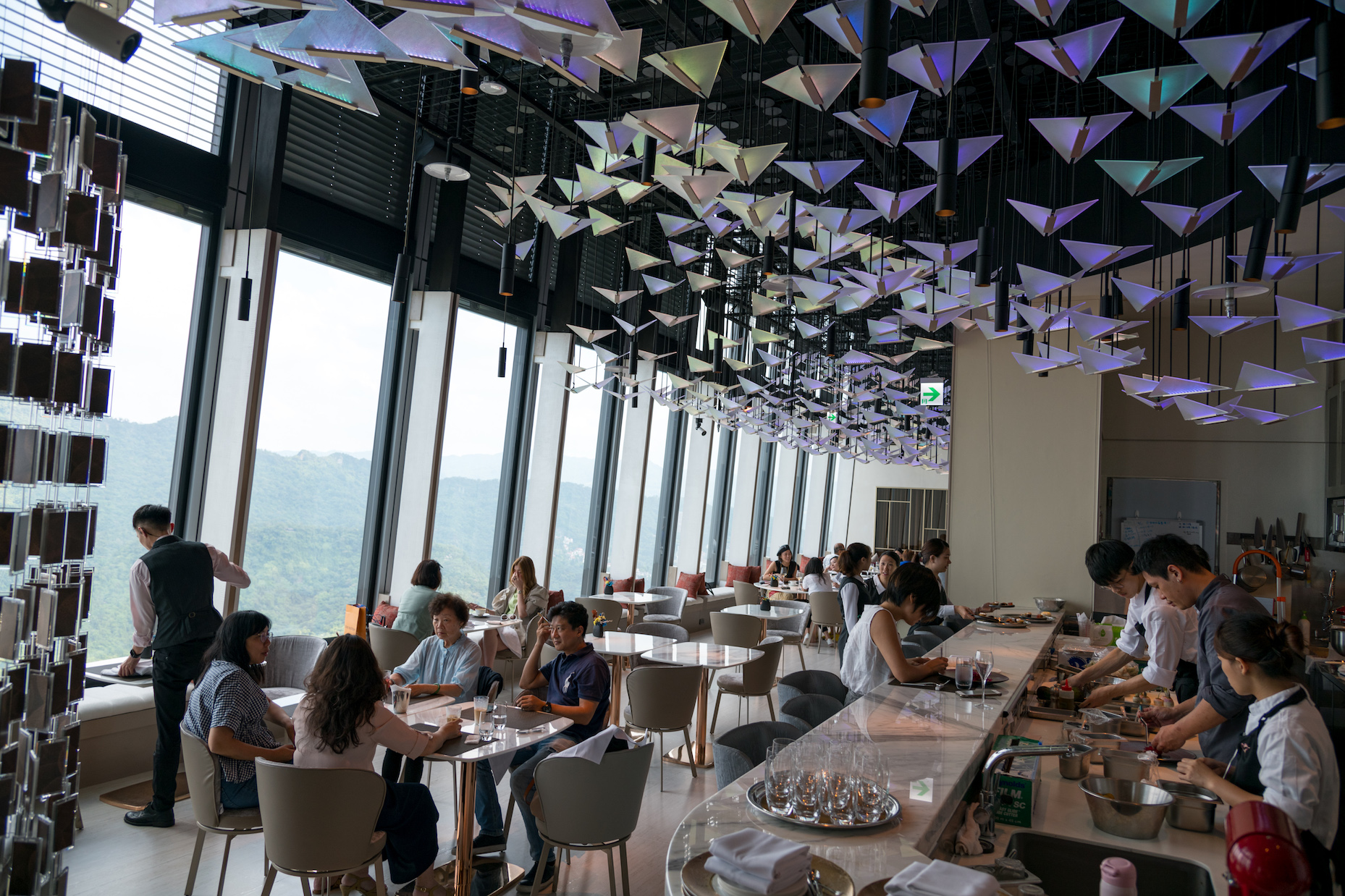 微風南山47樓的景觀法式餐廳MiraWan，榮獲米其林指南餐盤推薦的肯定。