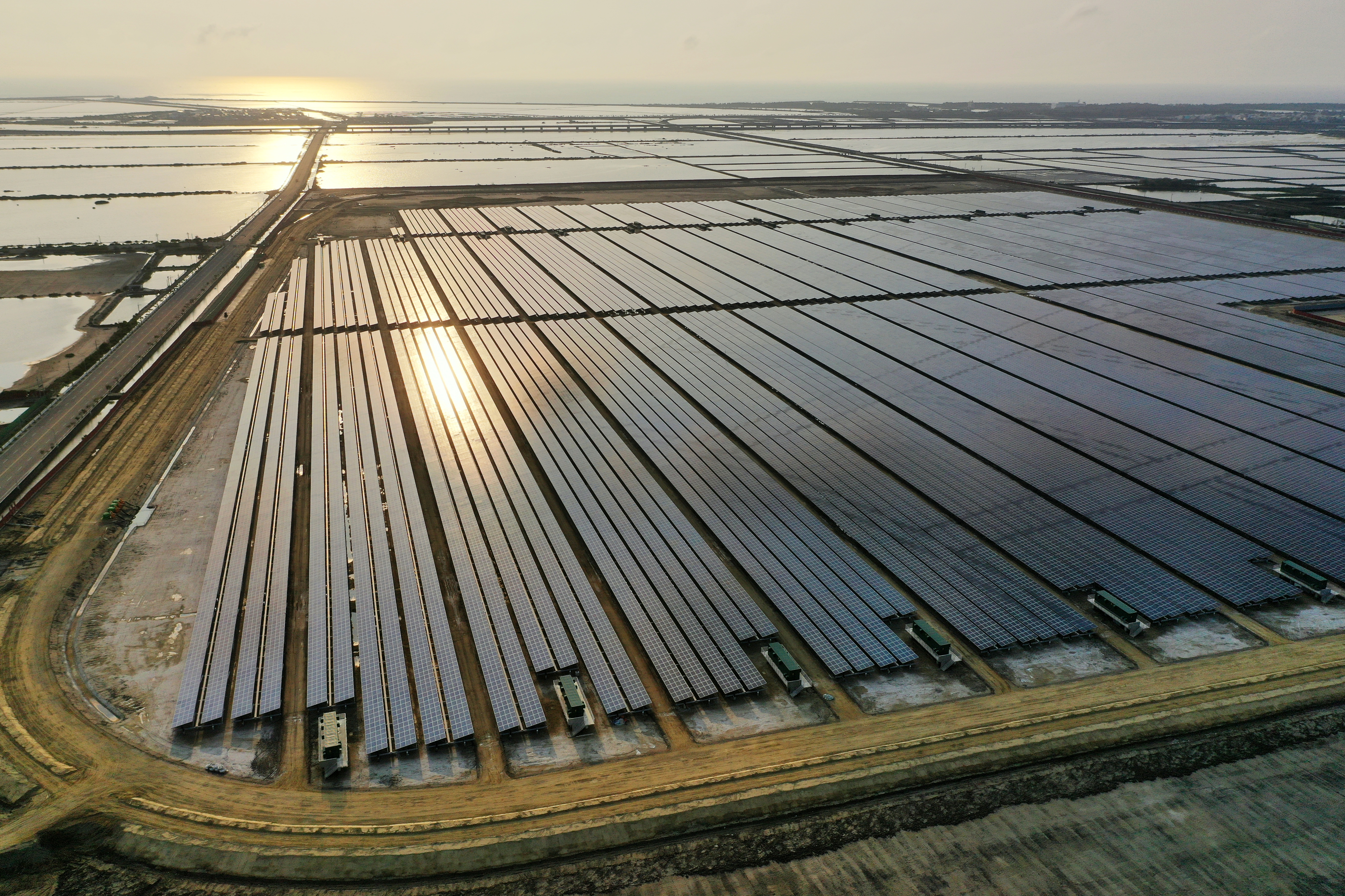 太陽光電在全球發展速度都非常快速，但台灣因缺乏資源盤點，導致光電興設面臨生態衝擊，進度緩慢。