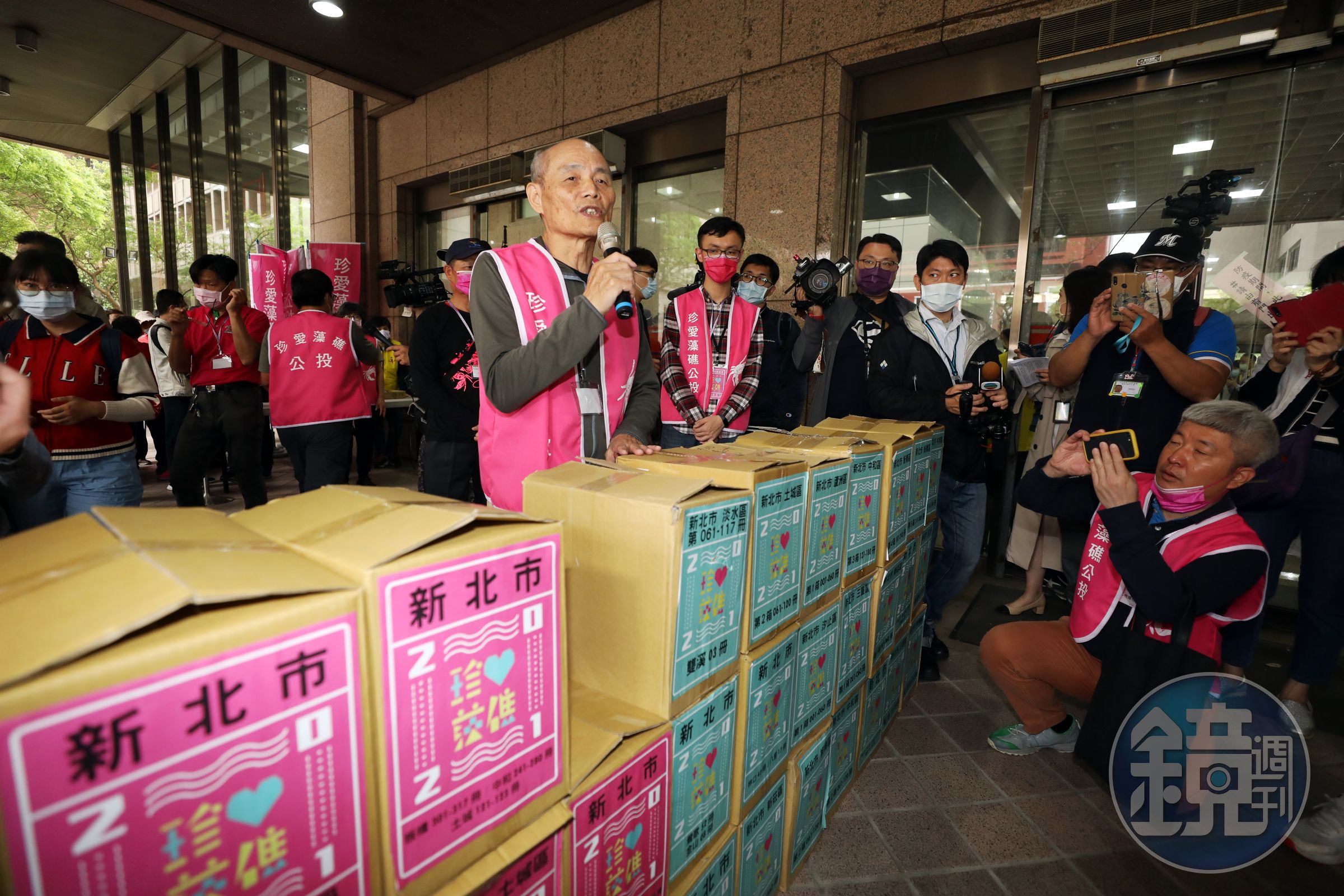 為搶救珍貴藻礁，民間發起藻礁公投，引發尖銳政治對立。
