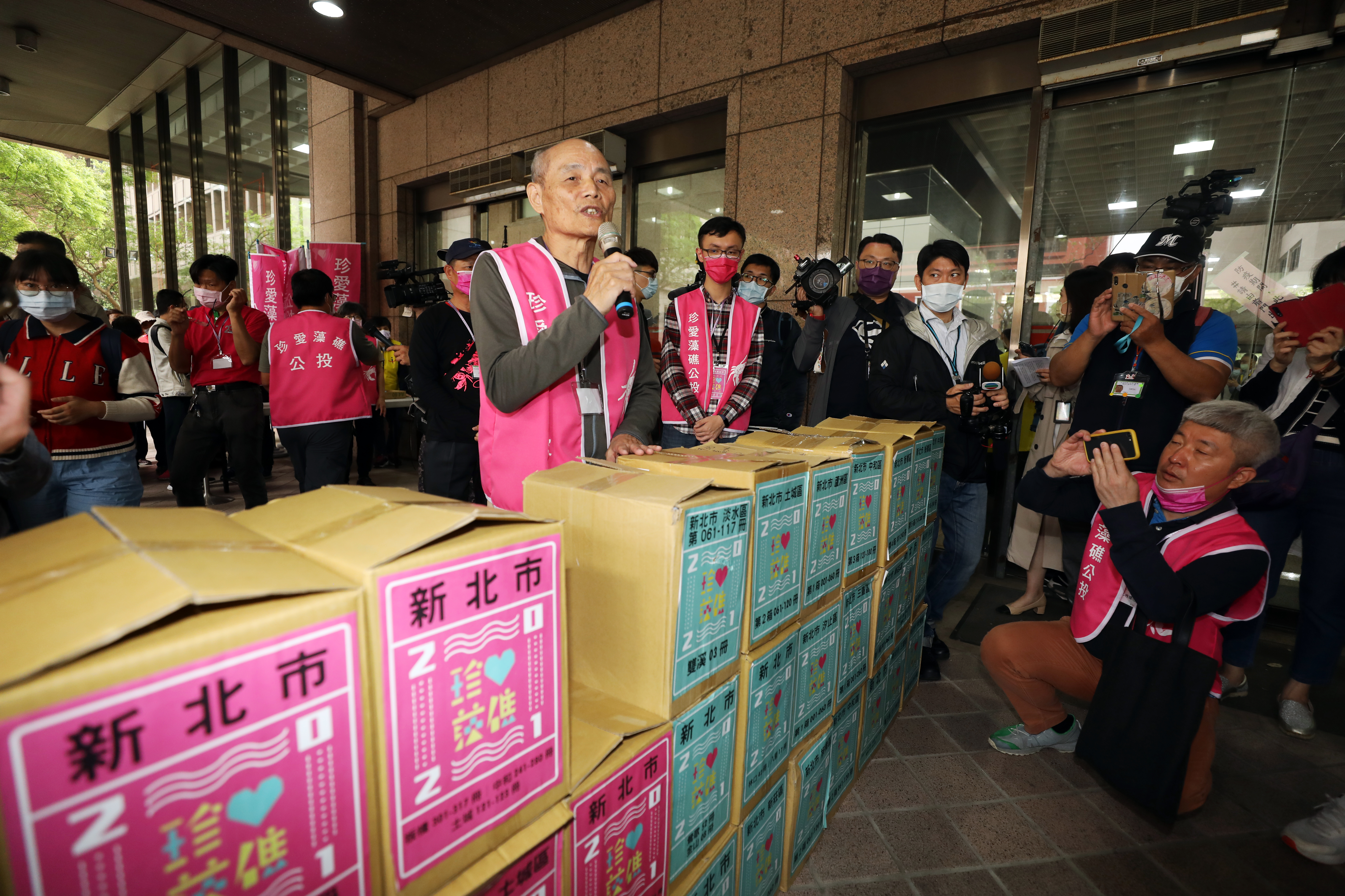 為搶救珍貴藻礁，民間發起藻礁公投，引發尖銳政治對立。