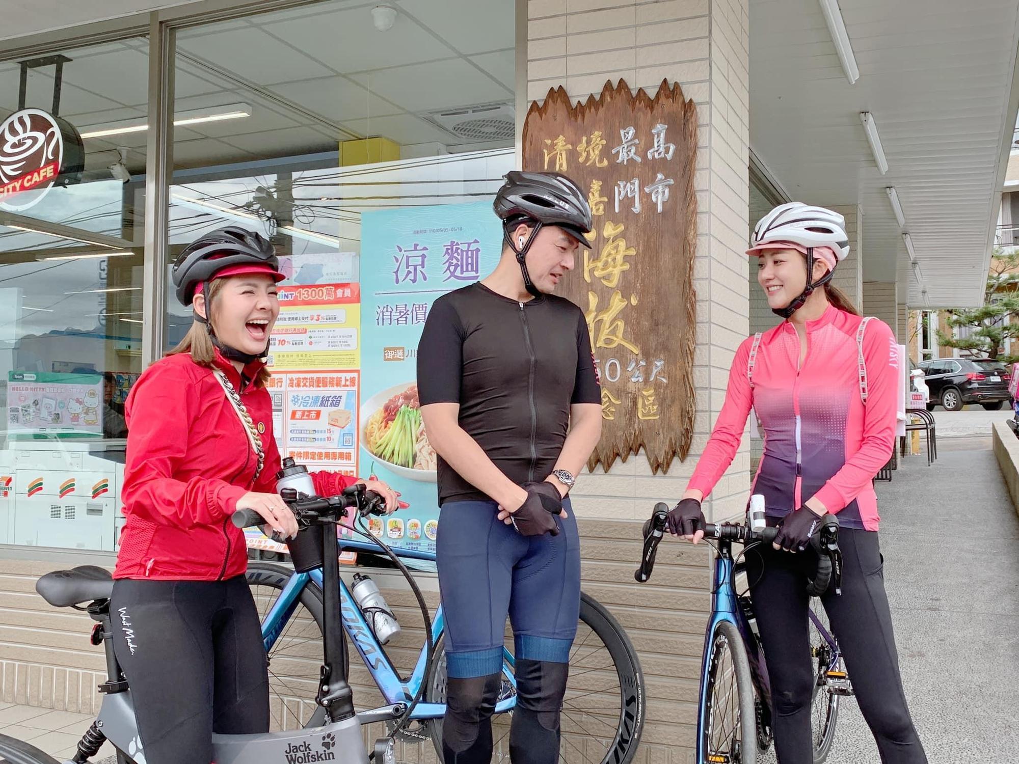 藝人林逸欣（右）日前與小鐘（中）、鮪魚（左）騎單車挑戰登上武嶺，花了5小時完成挑戰。（翻攝自林逸欣臉書）