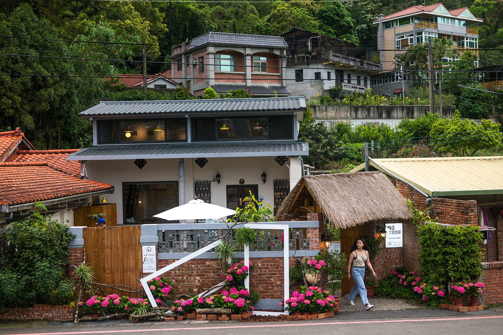 「老屋六號咖啡」是一間位於南妝西溪大橋旁，由三合院改建的咖啡館。