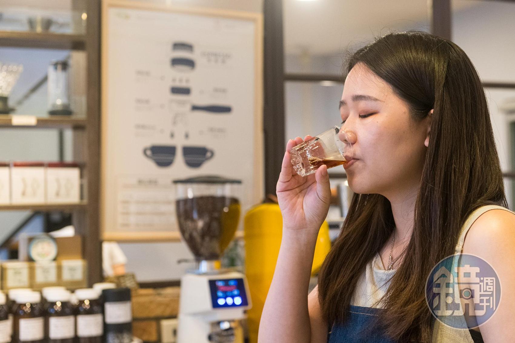 除了體驗烘豆，還可另外參加手沖課程，學習自己沖咖啡。