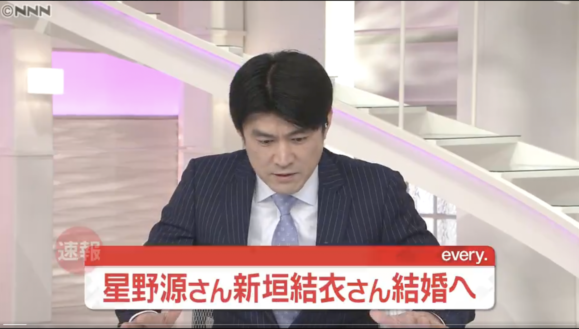日本主播藤井貴彥播報新垣結衣婚訊前,要觀眾先冷靜。(翻攝自日本電視台推特)