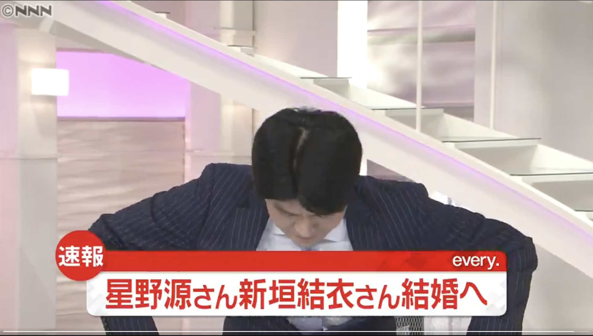 藤井貴彥認為自己有些失態,向觀眾鞠躬道歉。(翻攝自日本電視台推特)