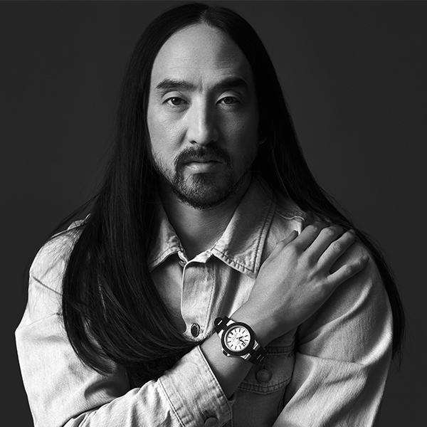 寶格麗這次找來美籍日裔的電音界天王級DJ Steve Aoki做Aluminium的特別版聯名，這位背景和經歷大有來頭的音樂界名人，為Aluminium注入了一股潮感的氣息。