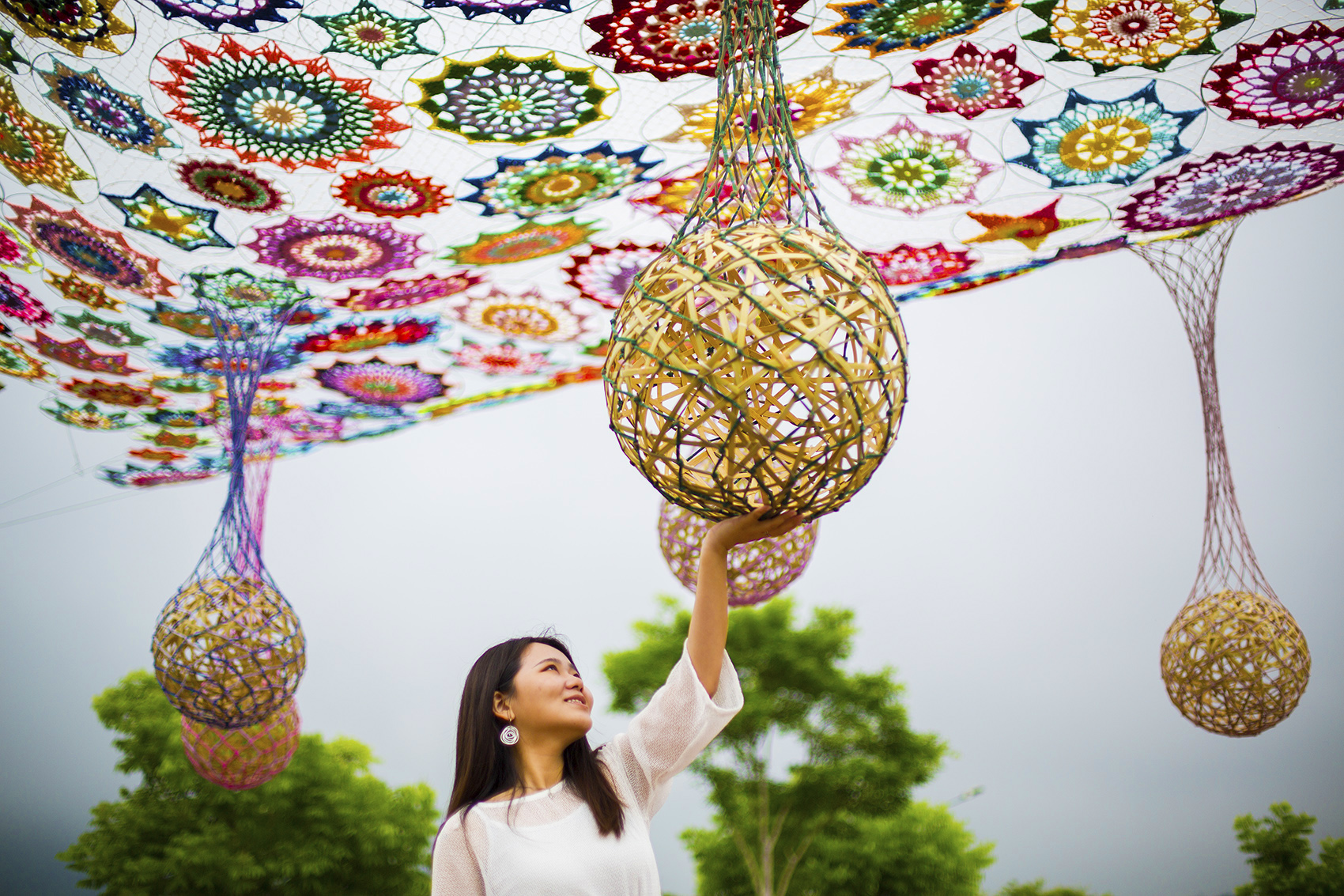 配合南庄花卉節舉辦，在南江水岸公園可欣賞到藝術家楊海茜的裝置藝術作品《繁華足跡》。（童心怡攝影）