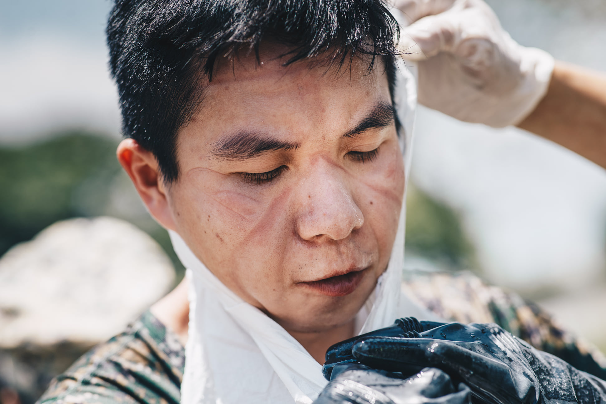 化學兵身穿悶熱的防護衣努力清消足跡，臉上被口罩壓出印痕。（軍聞社提供）