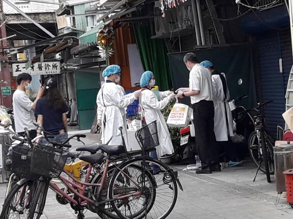 柳鄉里里長出示照片，指並無外界所稱女童求助無門情事。（翻攝柳鄉里辦公處臉書）