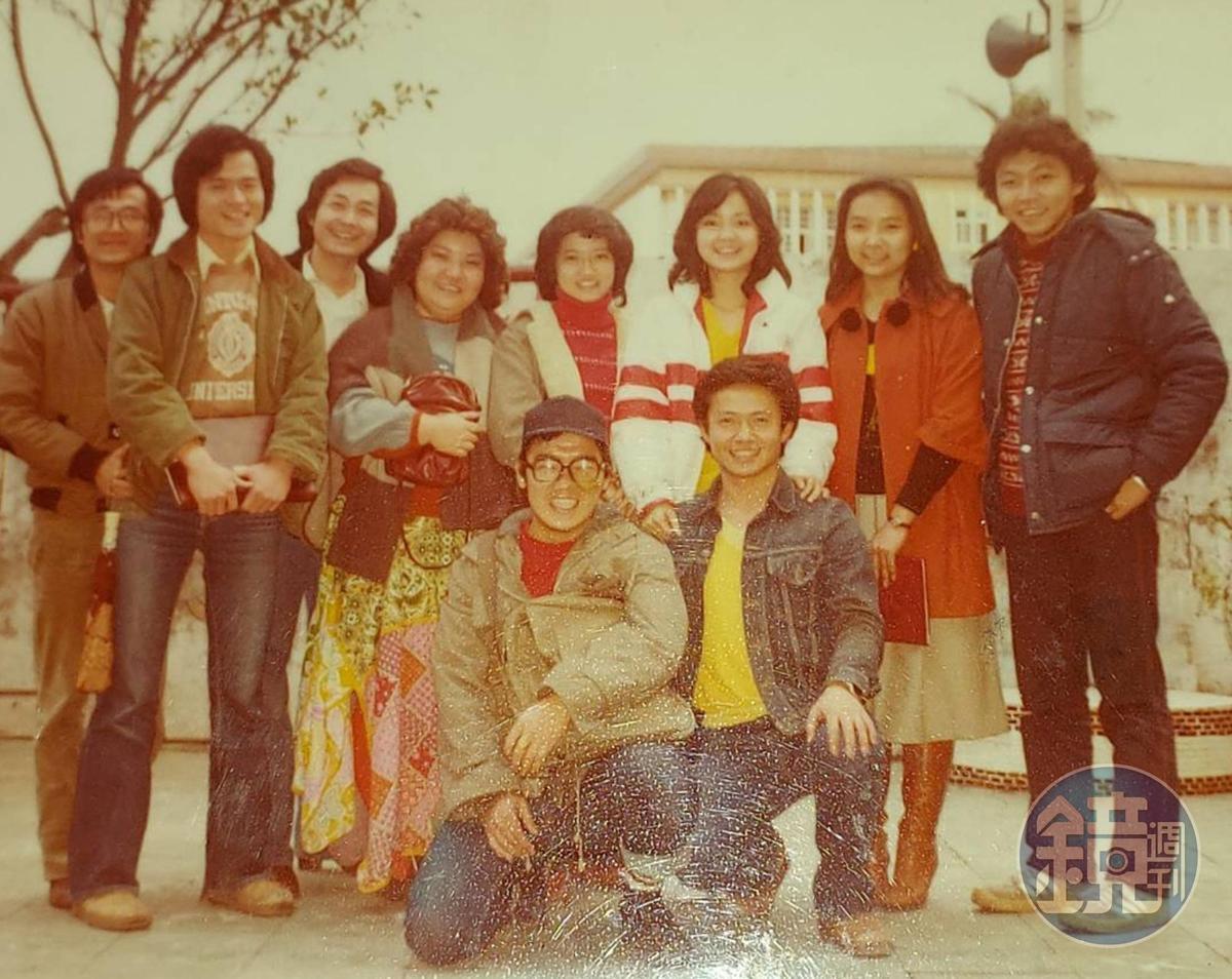 秦菲菲（後排左4）過去是丑角女星，與很多知名藝人如鄧麗君（後排右3）、楊懷民（後排左3）、李國修（後排左1）、李立群（前排左1）等人合作過，也維持很好的友情。（秦菲菲提供）