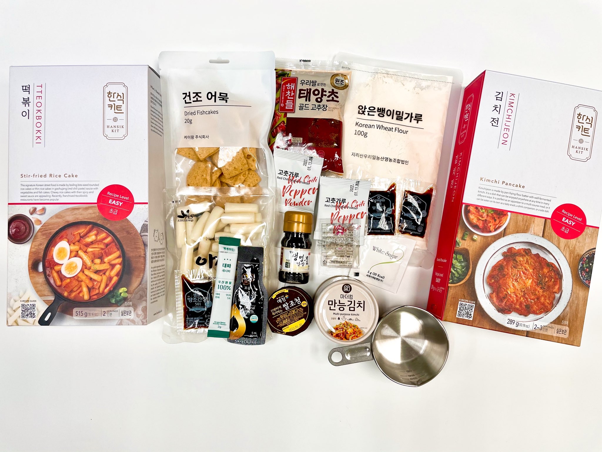 韓國觀光公社台北支社鼓勵民眾待在家防疫，推出韓食料理體驗組合包抽獎活動，只要完成指定任務，就有機會獲得料理包一盒，圖為「kimchi煎餅」「辣炒年糕」。（韓國觀光公社提供）