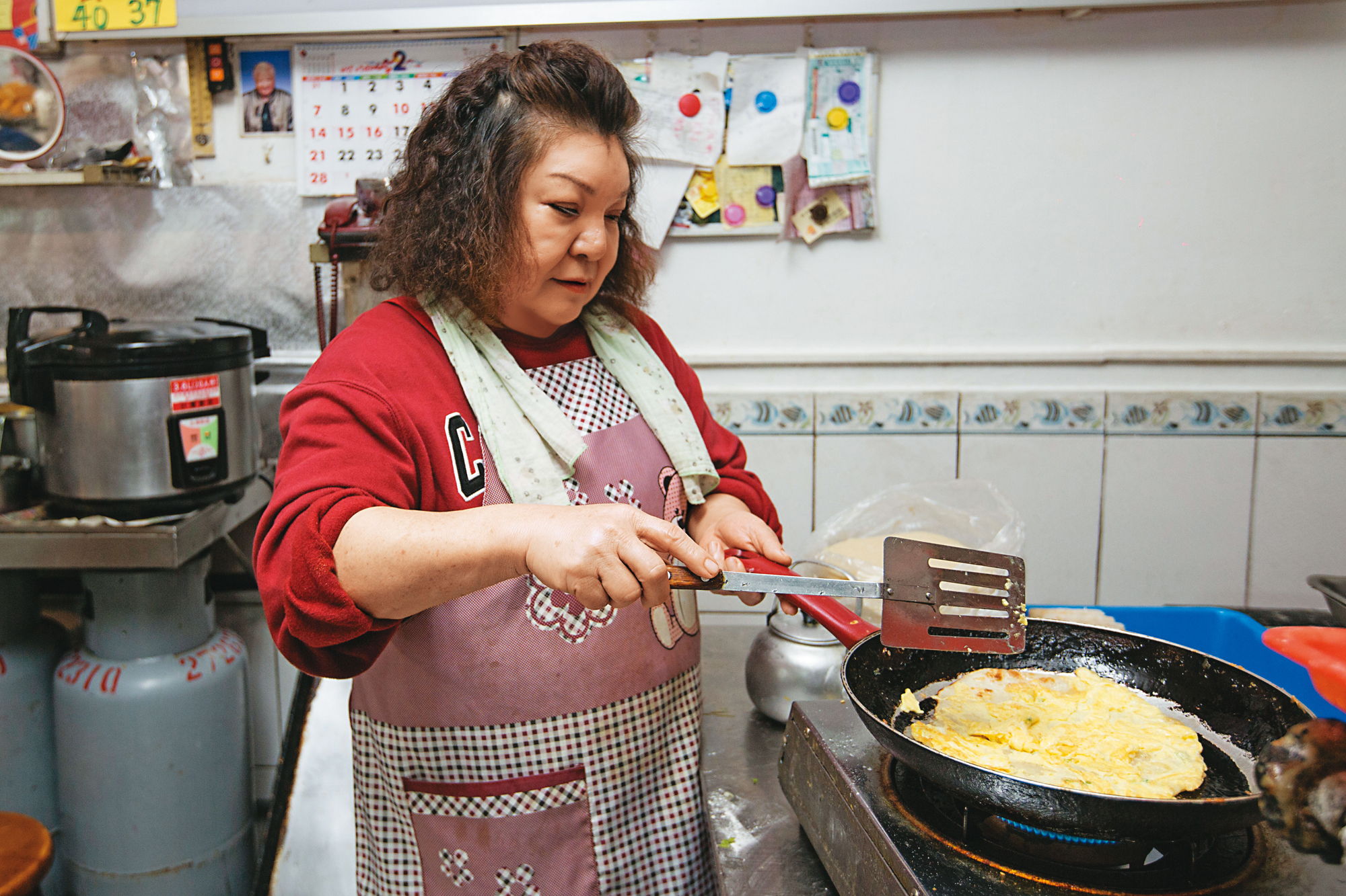 不只是出一張嘴當老闆，秦菲菲親力親為，煎蛋餅、炸獅子頭樣樣得心應手。