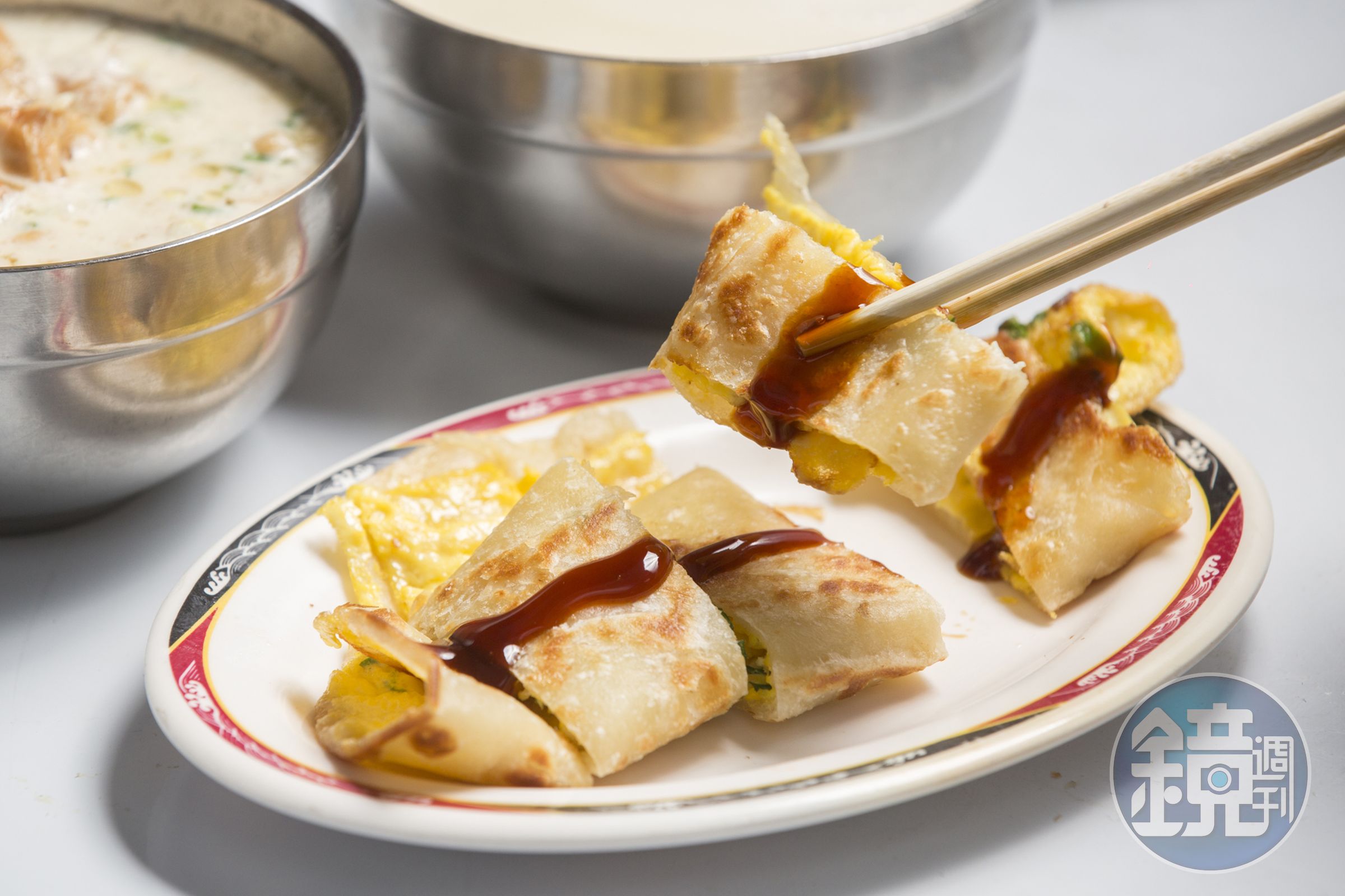 帶有厚度的蛋餅，表層酥脆而內部柔軟，很受歡迎。（27元／份）