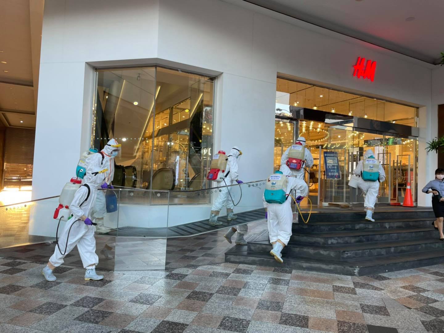 有確診者的足跡曾到過中友百貨，業者緊急暫停營業進行消毒。（翻攝自中友百貨臉書）