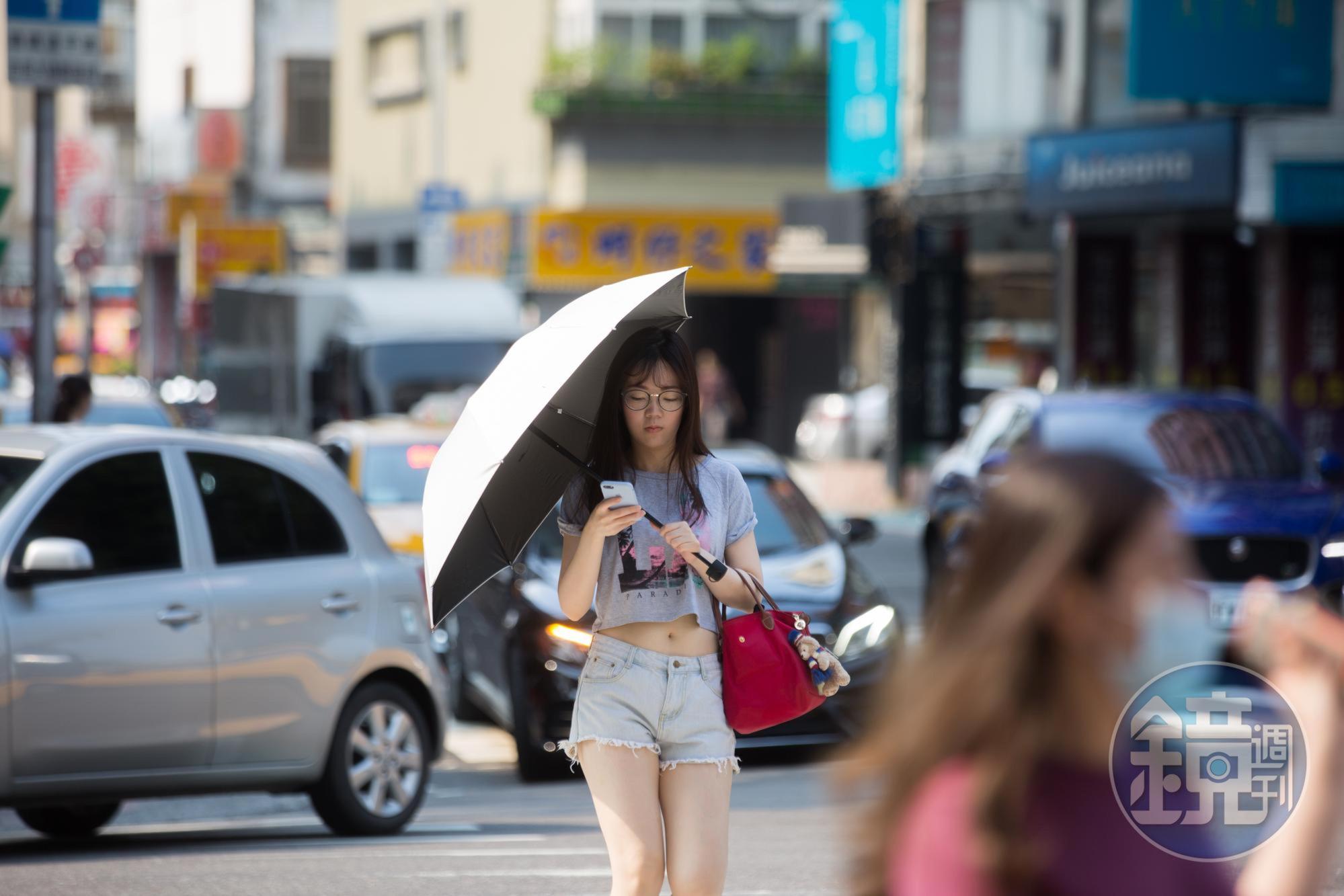 氣象局對全台15縣市發布高溫警報。