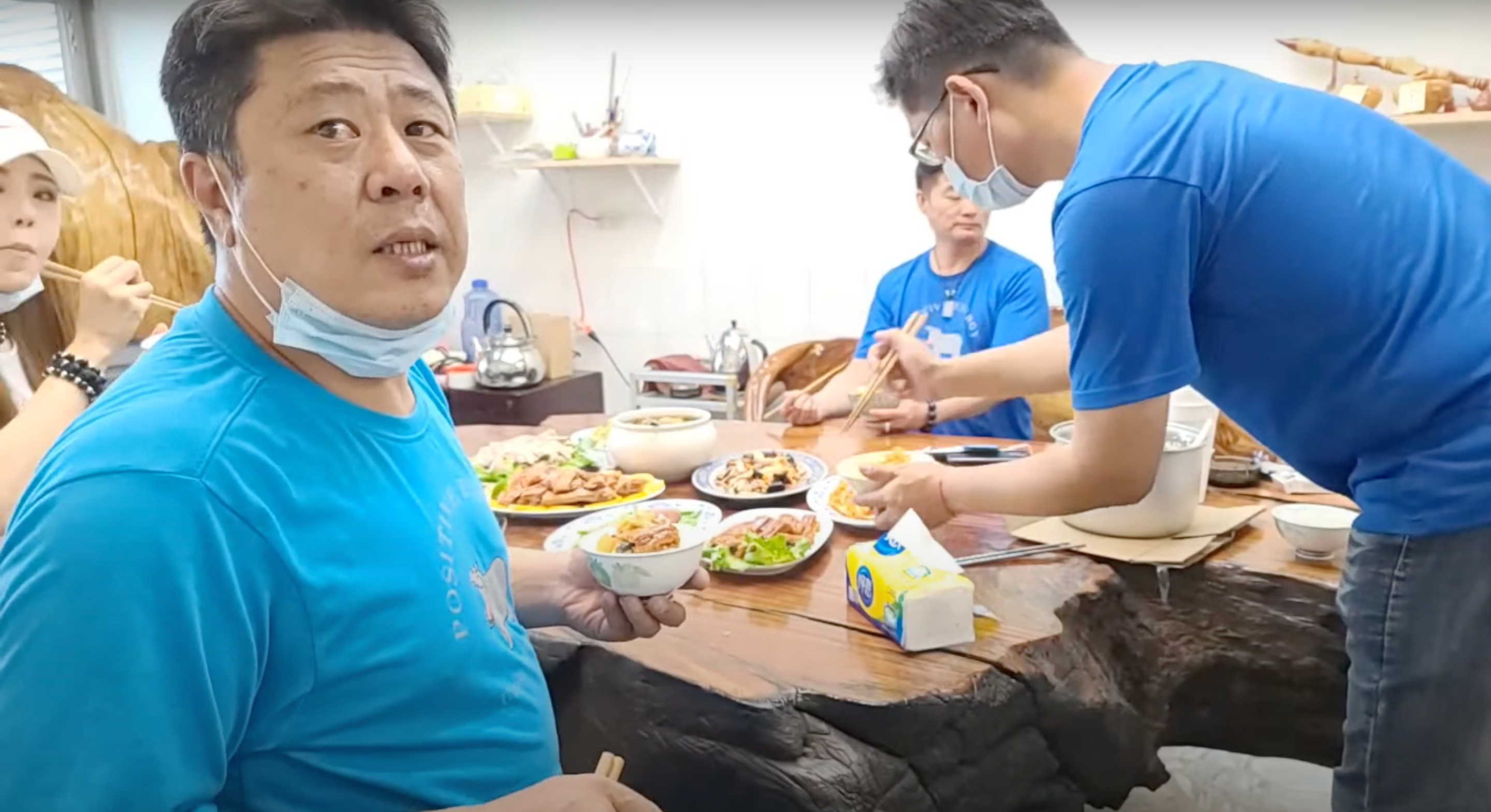 杏仁哥（前）遭檢舉違反禁聚令，高市衛生局表示會調查。（翻攝自杏仁哥YouTube）