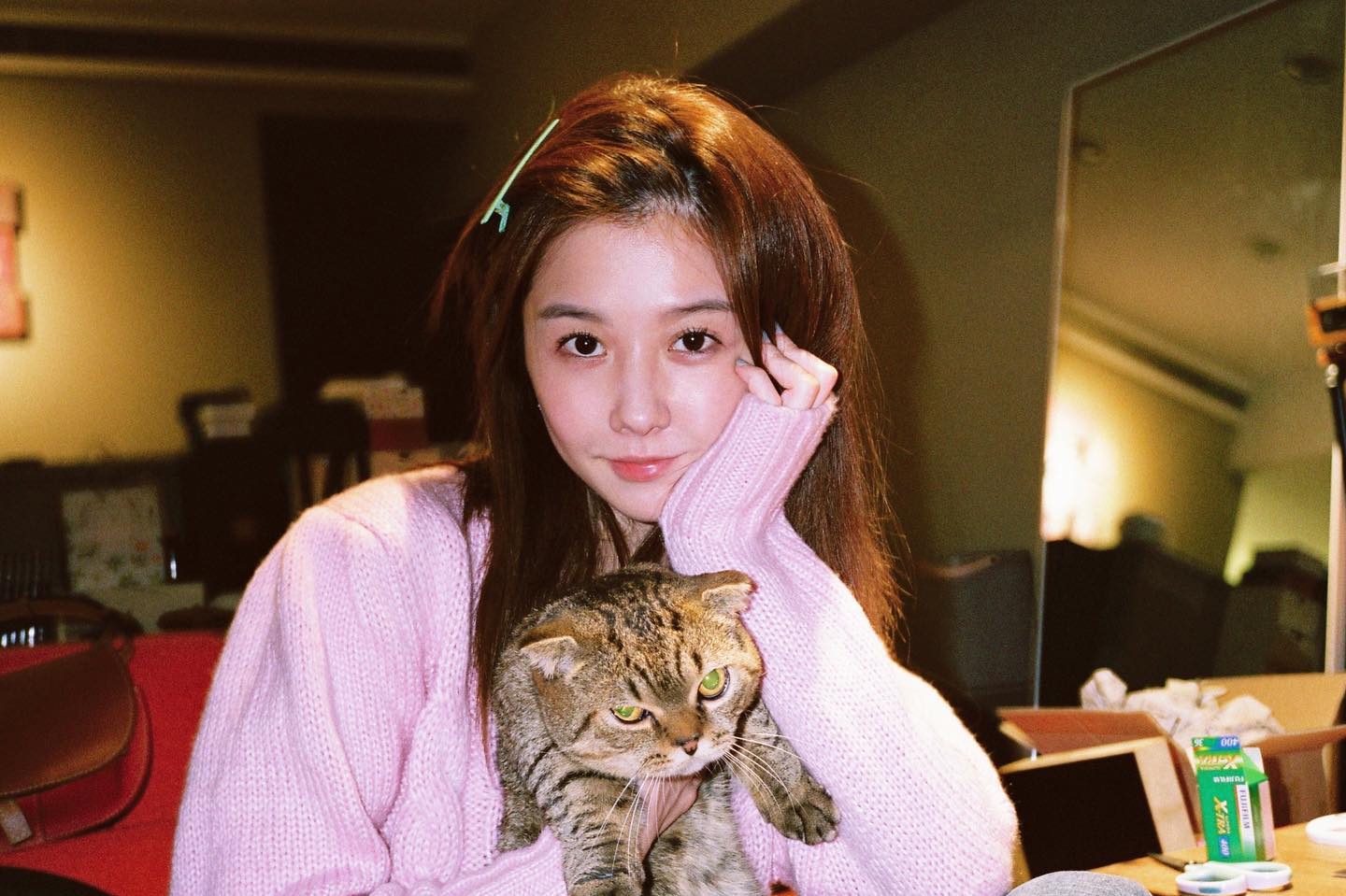 邵雨薇宅在家期間，已經貼過一些與愛貓的互動。（翻攝自邵雨薇臉書）