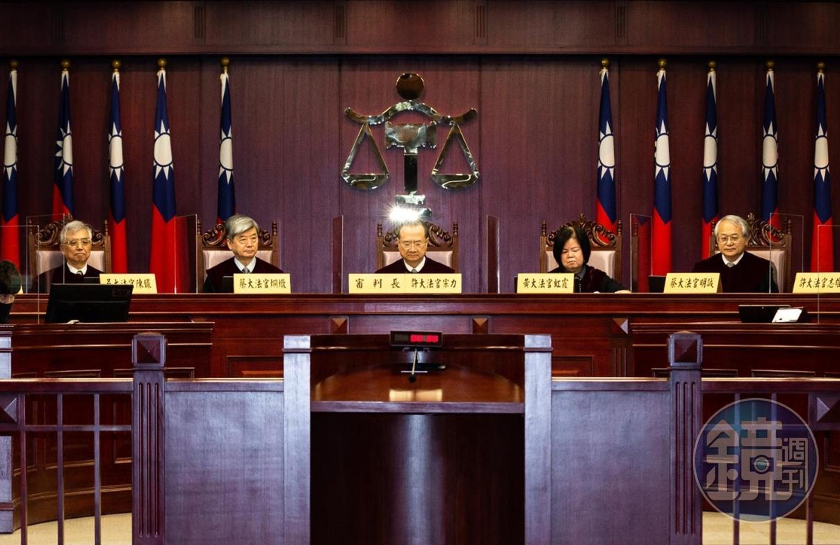 司法院長許宗力（中）日前在憲法法庭宣告多數相關規定合憲，王光祿仍被判刑有罪。