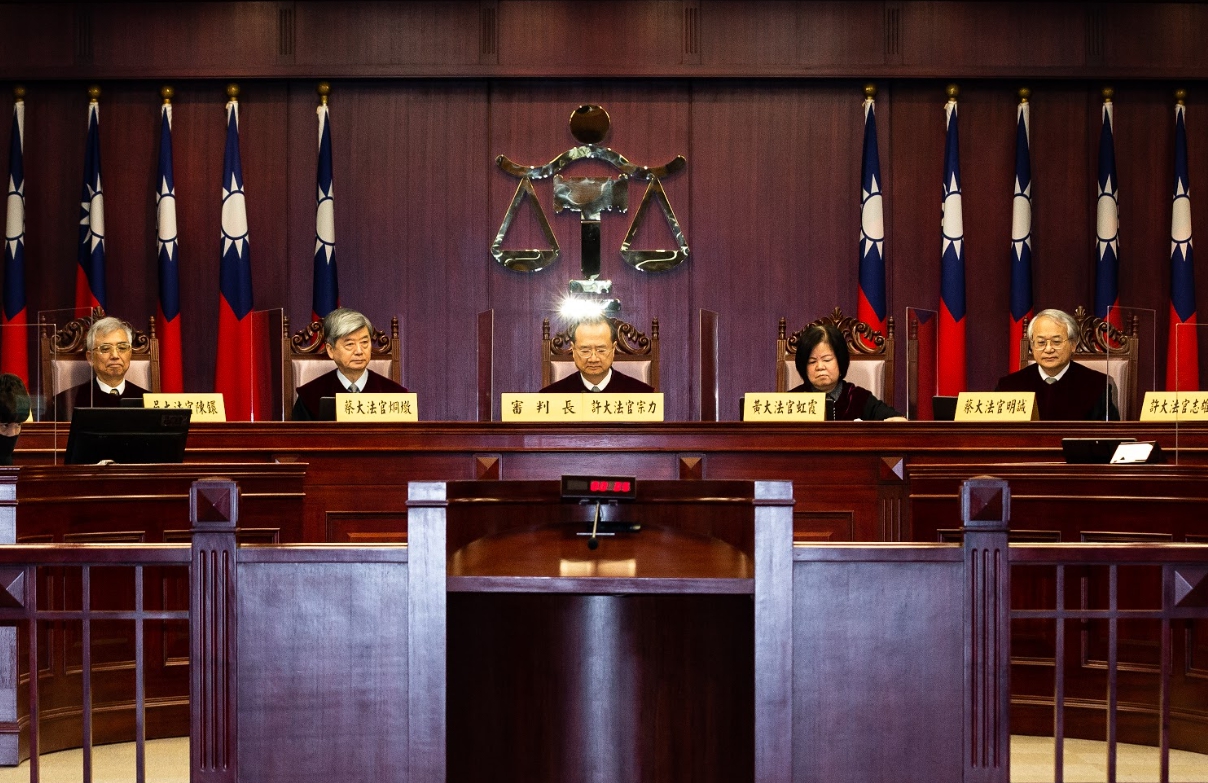 司法院長許宗力（中）日前在憲法法庭宣告多數相關規定合憲，王光祿仍被判刑有罪。