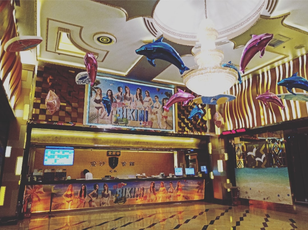 桃園酒店小姐（案2344）足跡曝光，確診前在桃園市區趴趴走。（翻攝自金沙時尚旗艦會館臉書）