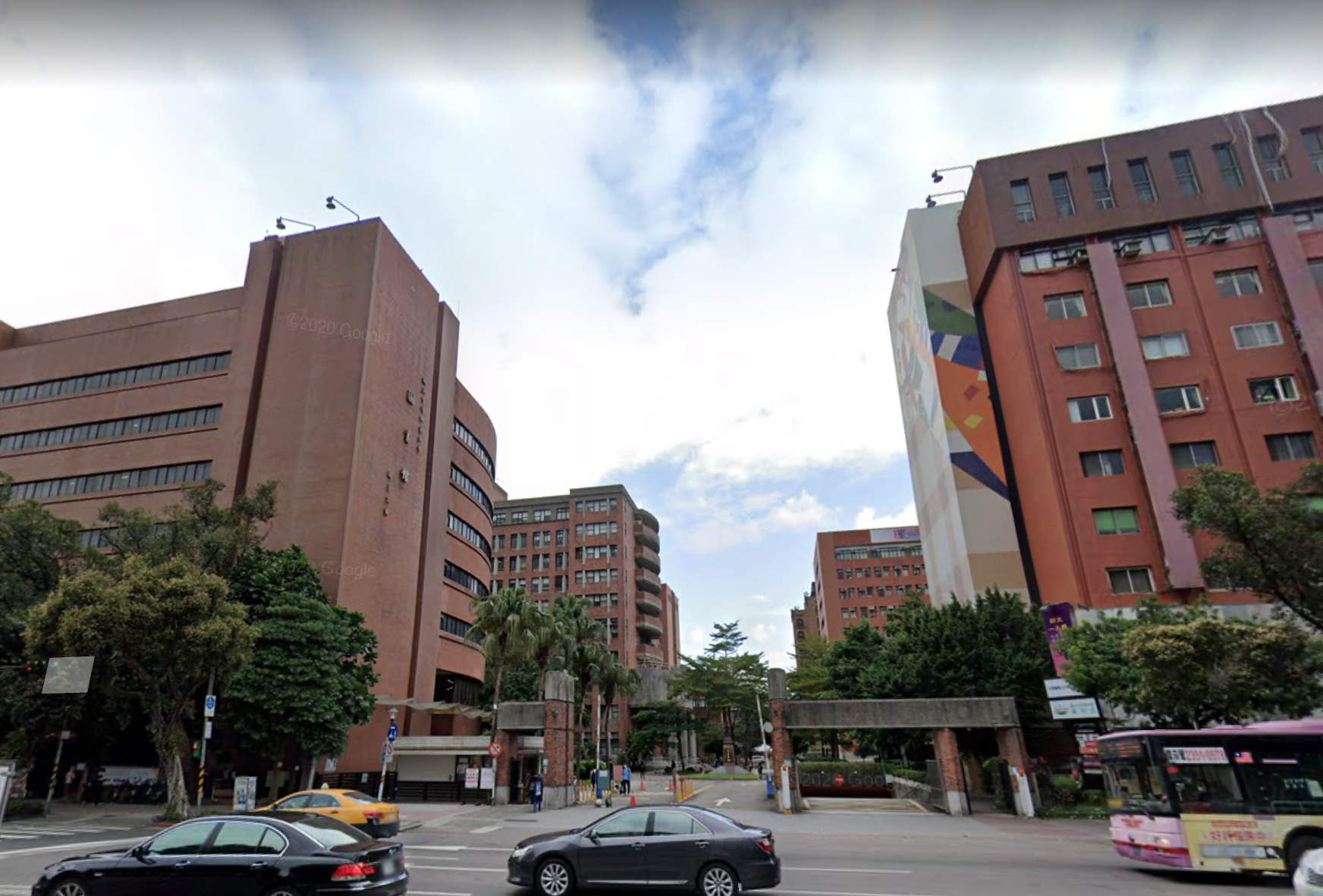 台師大圖書館校區遭爆讓會館作為「防疫旅館」，不過事後校方澄清僅是讓需要自主健康管理的學生當作臨時住所。（翻攝自Google Map）