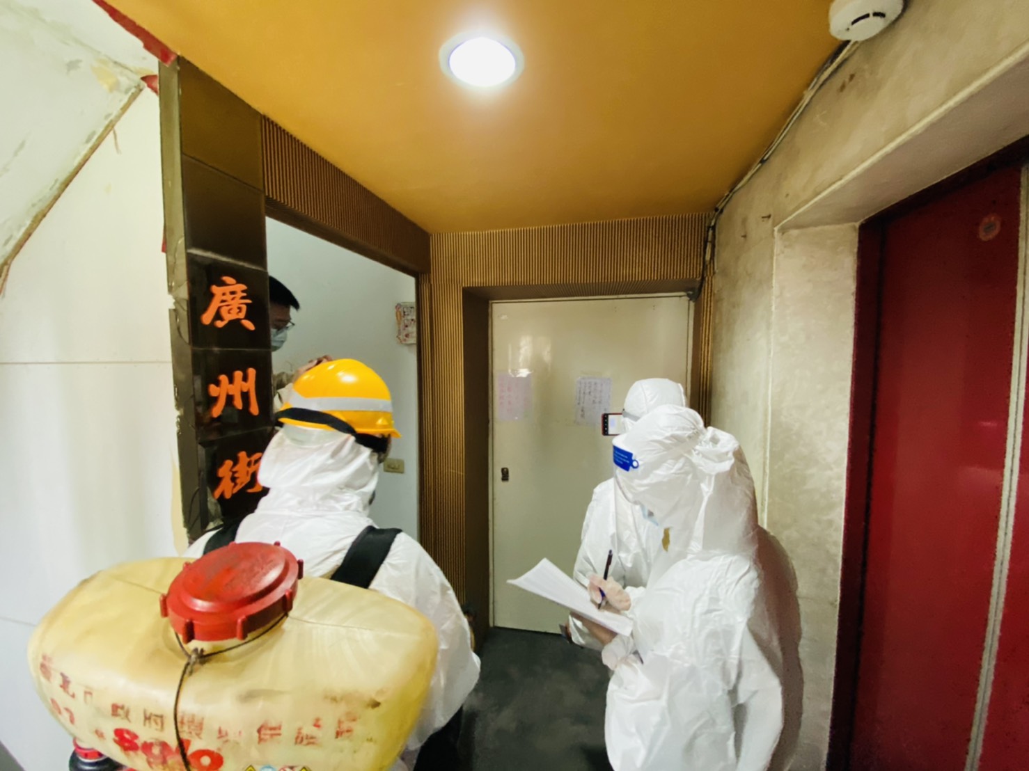 基層員警在網路齊發6點聲明，檢討防疫勤務亂象。圖為萬華分局員警會同衛生局人員前往三水街茶室勘查防制疫情破口。（萬華分局提供）