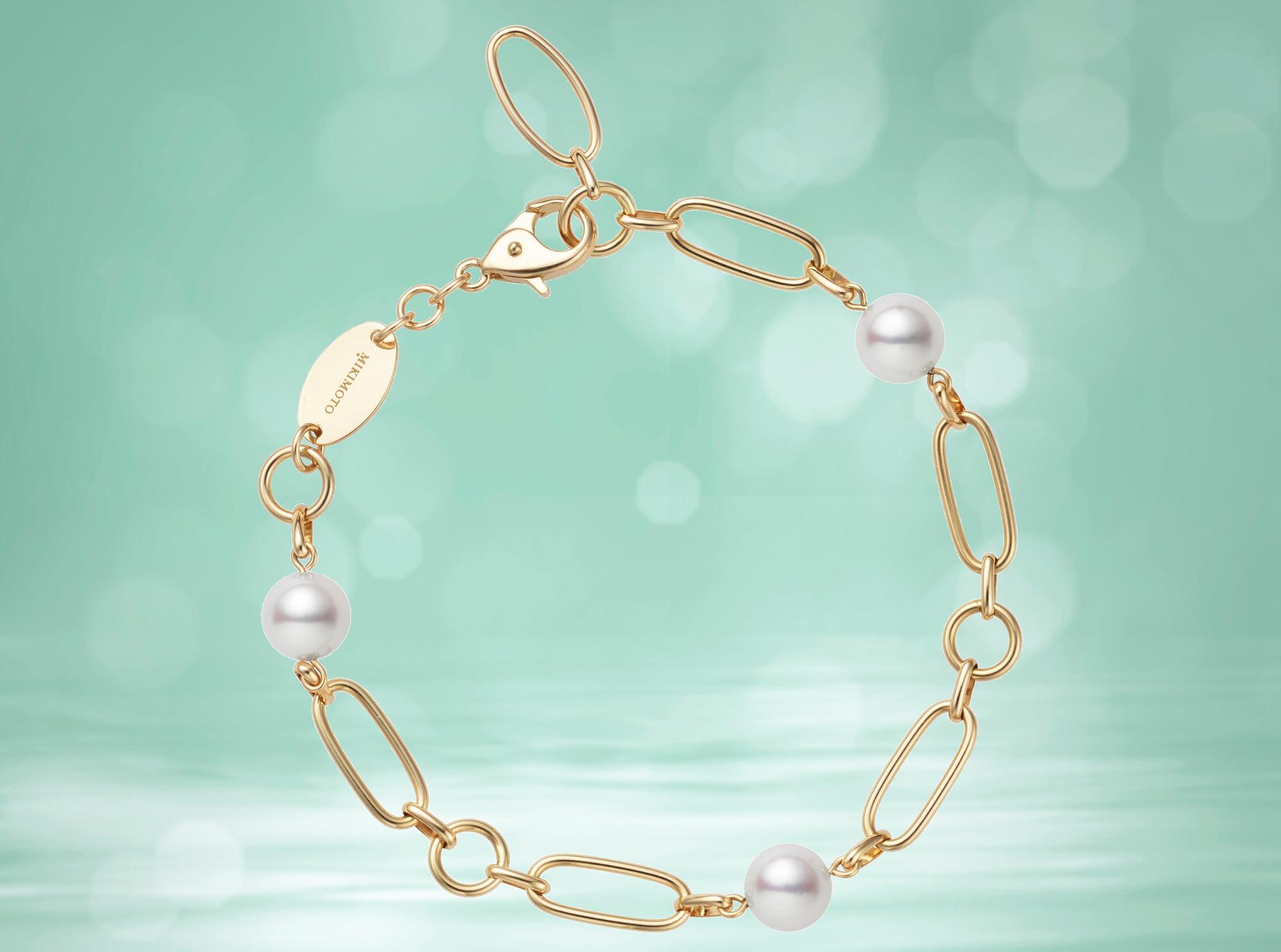 MIKIMOTO M Code系列全新珍珠手鍊作品，以18K黃金搭配日本Akoya珍珠(珍珠直徑：6.50-6.75mm) 。NT$53,000（MIKIMOTO提供）
