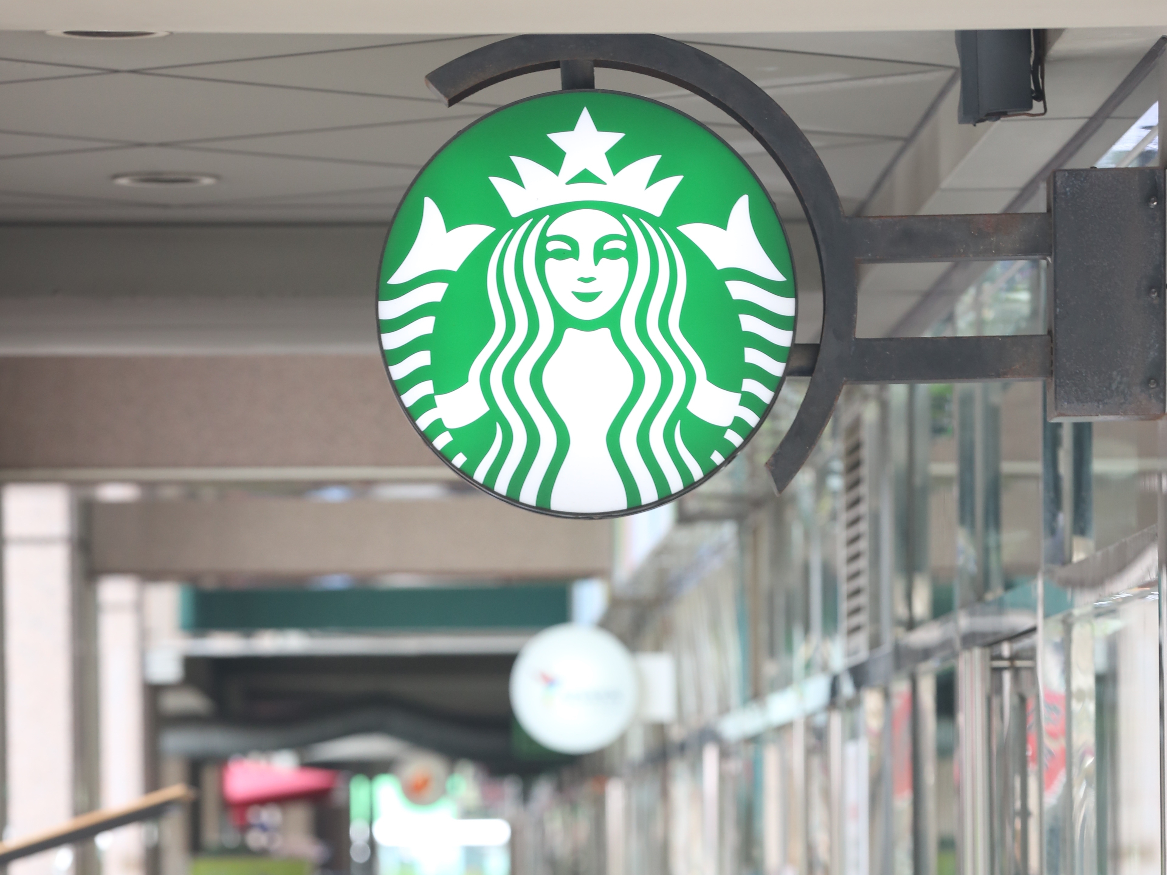 因應全台防疫警戒提升至第三級，星巴克宣布全台門市僅提供外送、外帶服務。