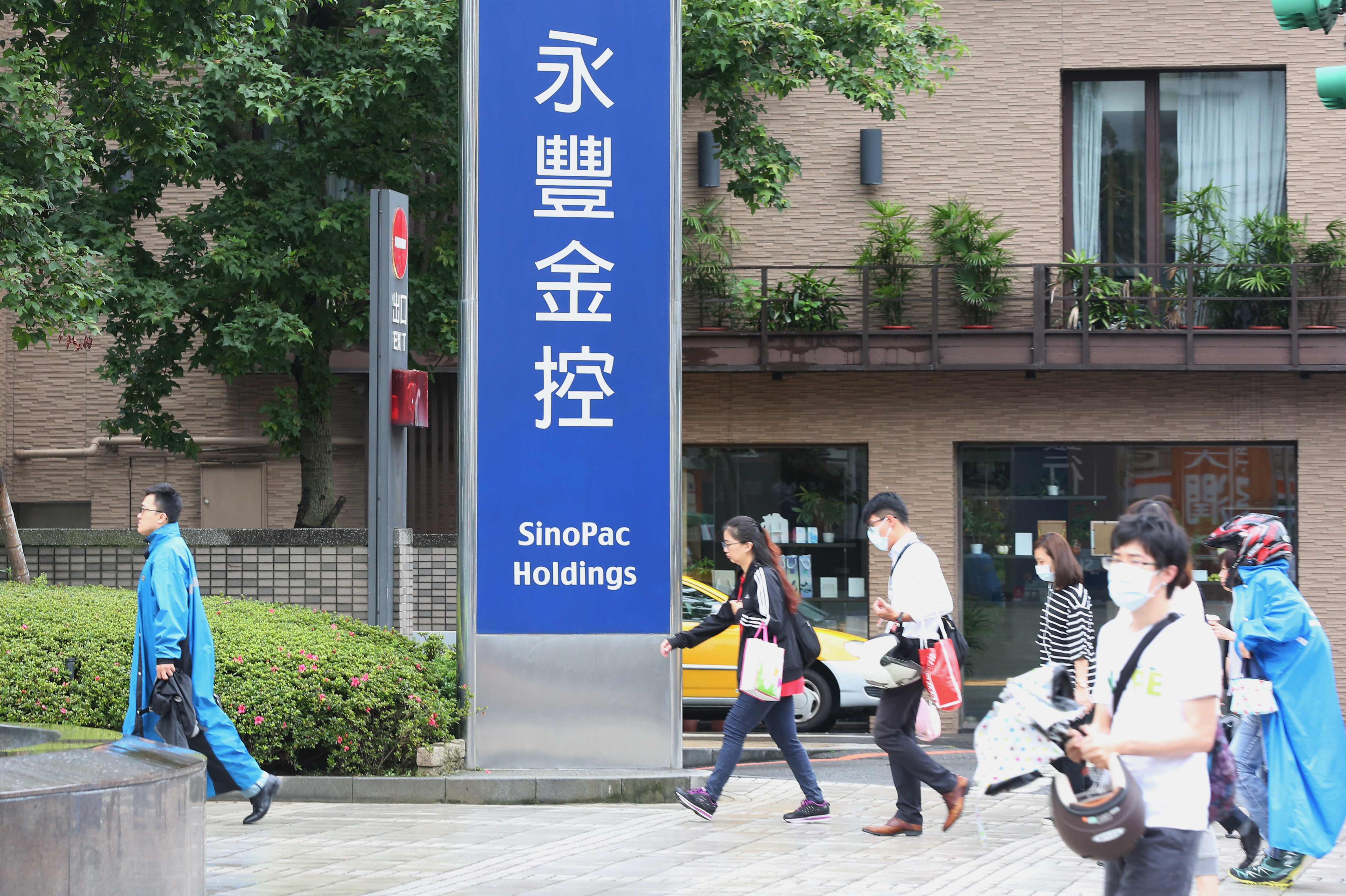 國內疫情爆發後，金控接連有確診案例，永豐金也有員工確診。