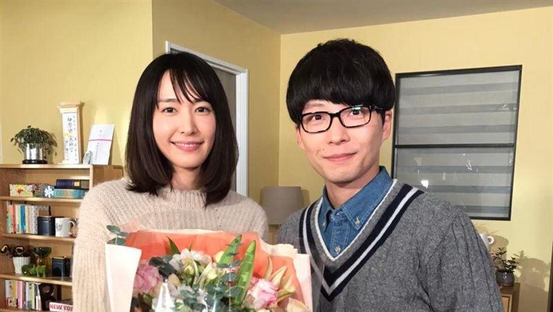 新垣結衣宣布和星野源結婚。（翻攝自《月薪嬌妻》推特）