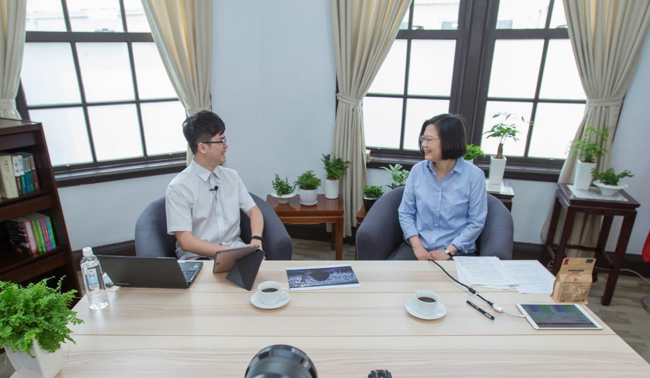 總統蔡英文2018年5月20日首任總統就職2週年,曾與林祖儀一起直播。(總統府提供)