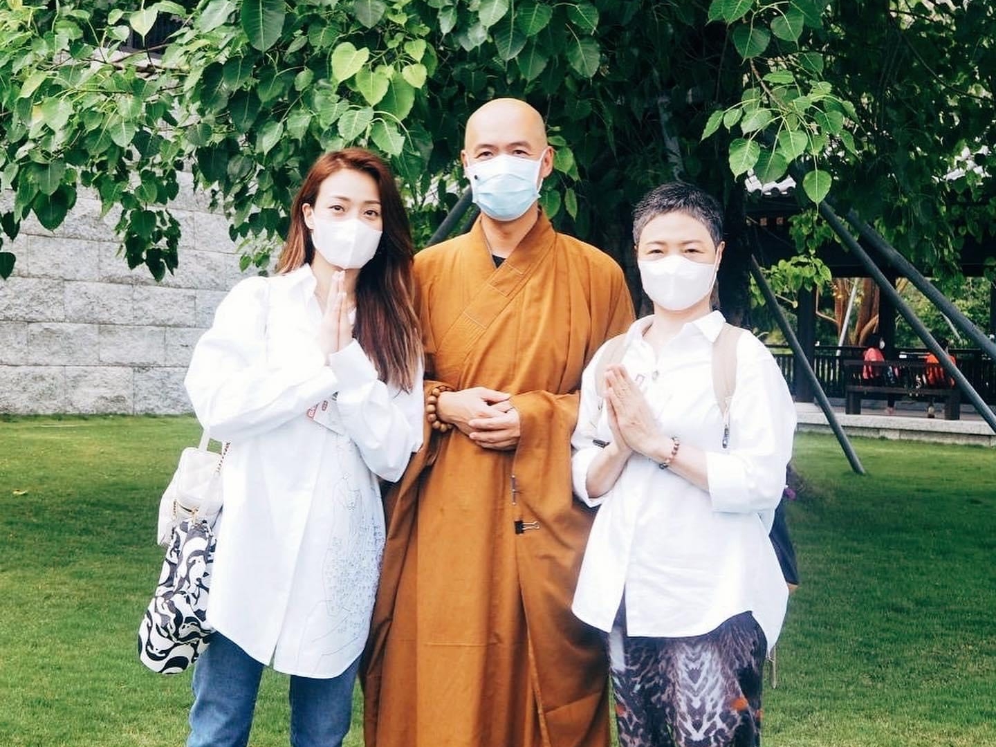 容祖兒昨跟媽媽到香港慈山寺參拜。（翻攝自容祖兒臉書）