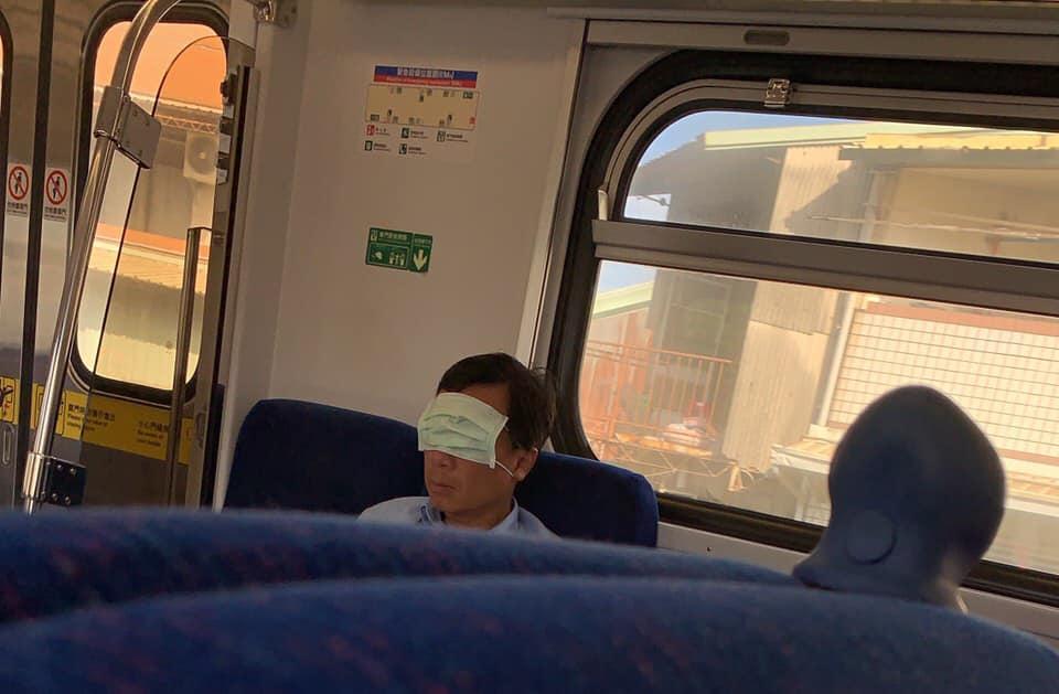 網友目擊一名男乘客在火車上把口罩當眼罩戴。（翻攝自嘉義綠豆大小事）