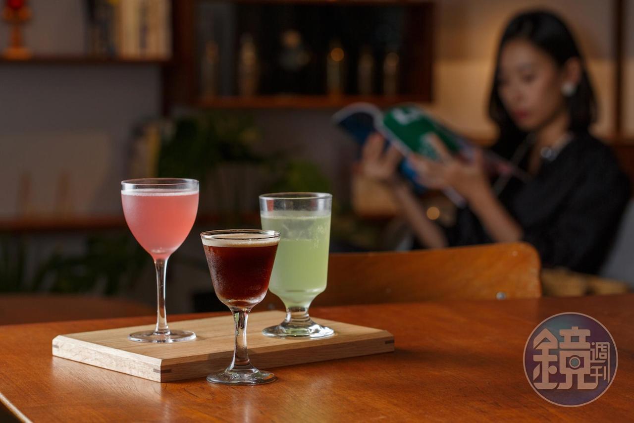「Espresso Martini」（中）蘭姆酒融合冷萃咖啡，口感綿密，酒感為該店調飲中最濃烈；桃紅酒色的「Love Is In The Air」（左）甜美誘人，有玫瑰、酸甜果香，尾韻帶一點薑汁味道；「Salted Guava Fizz」（右）基酒為伏特加，加進茉莉花茶，一絲鹹味讓人聯想到甘草芭樂。（皆180元／杯）