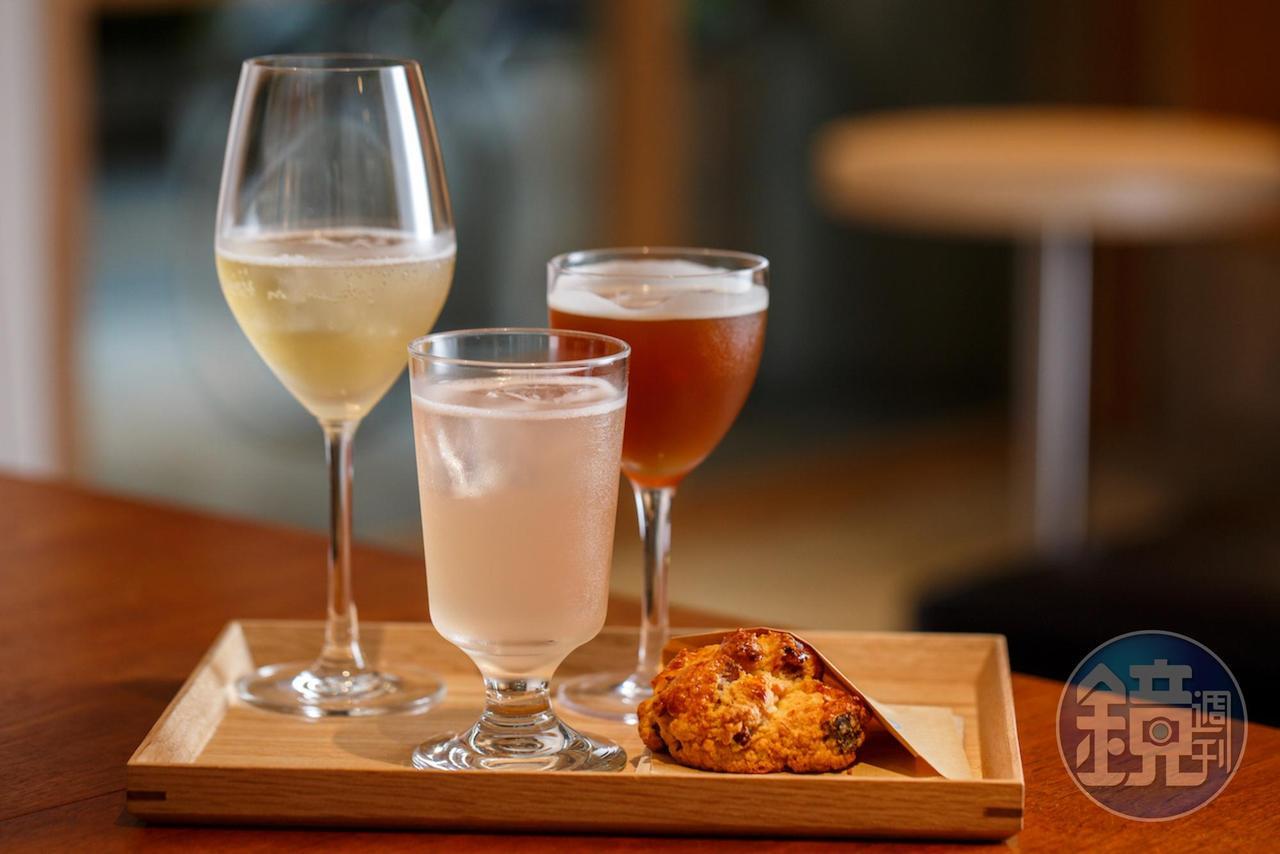 無酒精調飲「Edelweiss Spritz」（左起）用無酒精白酒當基酒，結合包種茶，散發細緻茶香；「Watermelon Sangria」西瓜的甜香馥郁在嘴裡爆炸；「Hophead」像喝無酒精啤酒，但多了烏龍茶和麥茶香，再點顆「楓糖培根司康」（90元／顆）搭配，這樣的下午茶很時髦。（皆130元／杯）